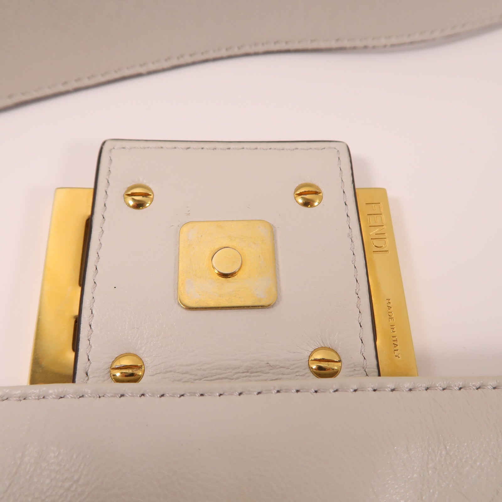 FENDI 牛皮皮革Baguette Bag金扣手挽肩背兩用袋白色