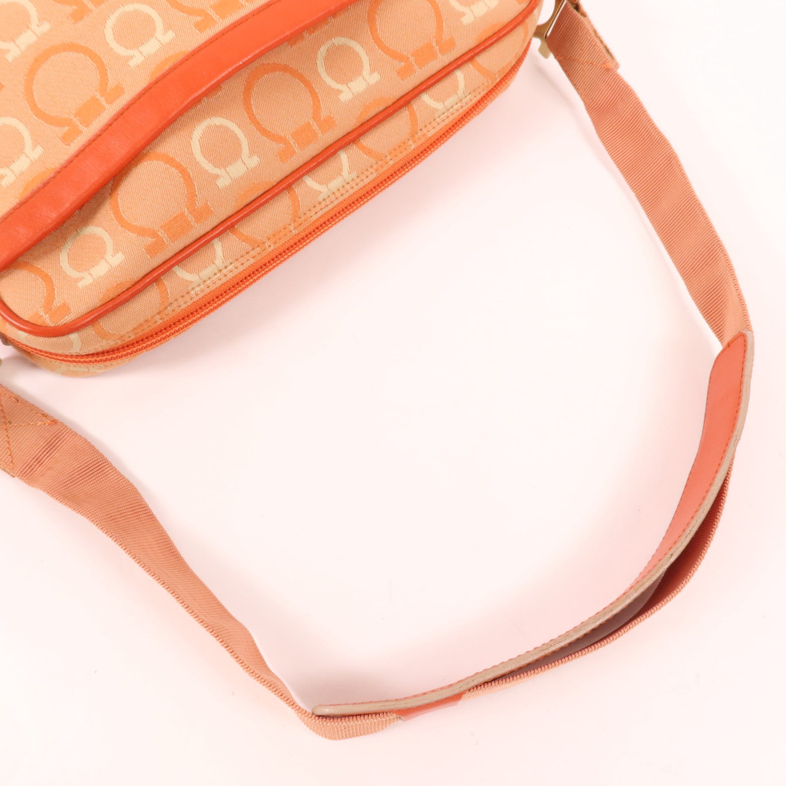 Salvatore Ferragamo 帆布Shoulder Bag金扣肩背袋