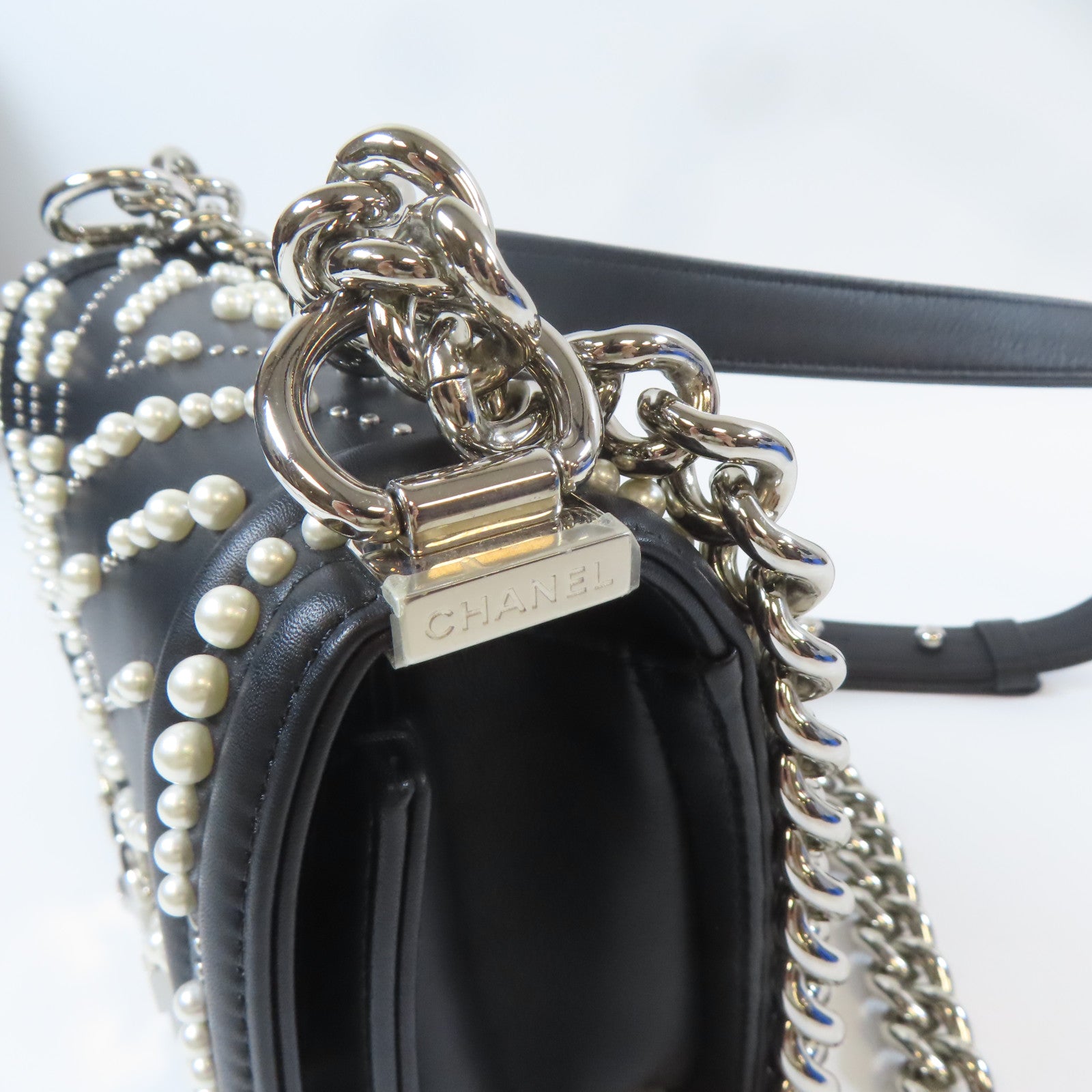CHANEL 羊皮皮革Boy Chanel 20銀扣鏈帶肩背袋黑色