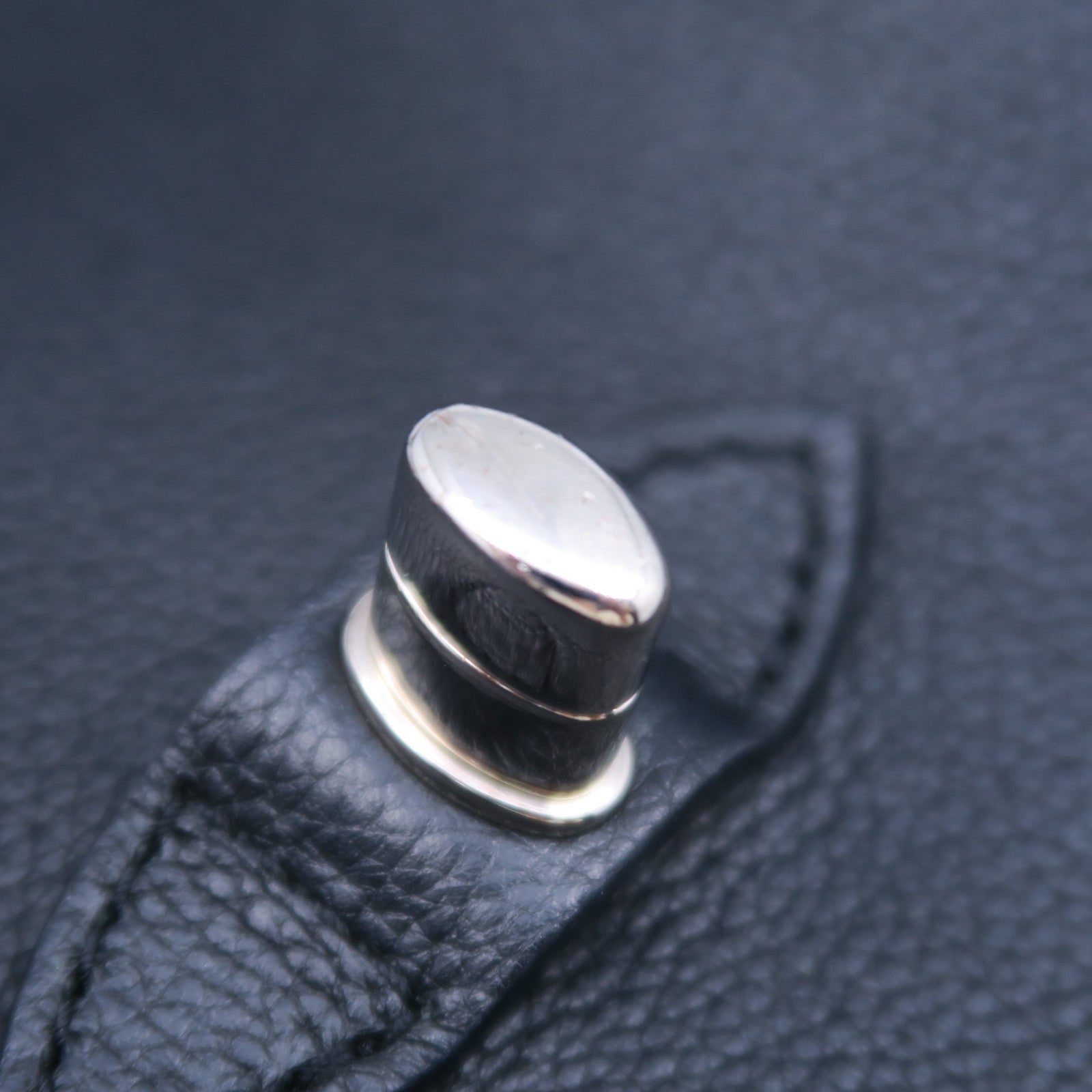 LOUIS VUITTON 牛皮皮革Lockme Backpack銀扣背包黑色