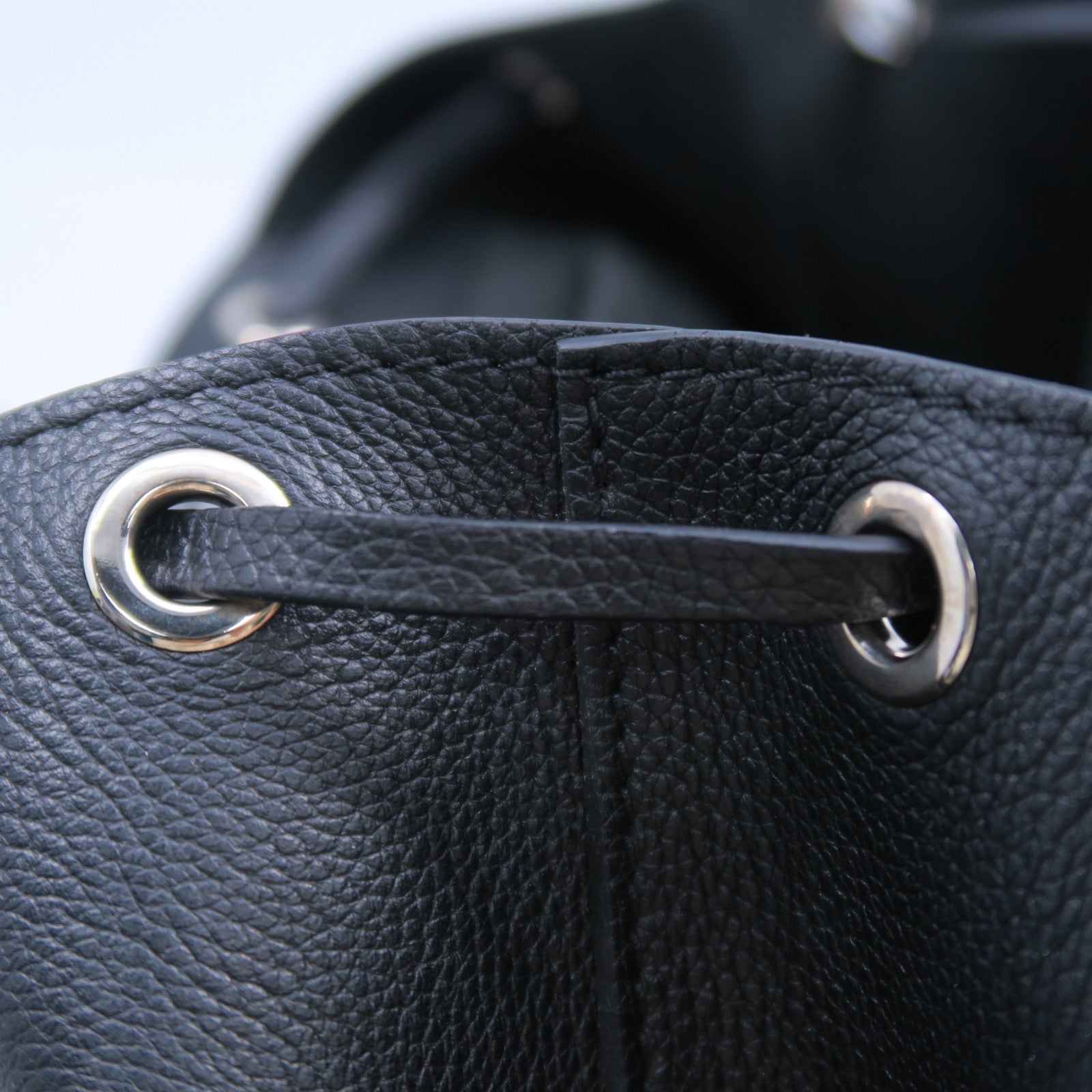 LOUIS VUITTON 牛皮皮革Lockme Backpack銀扣背包黑色