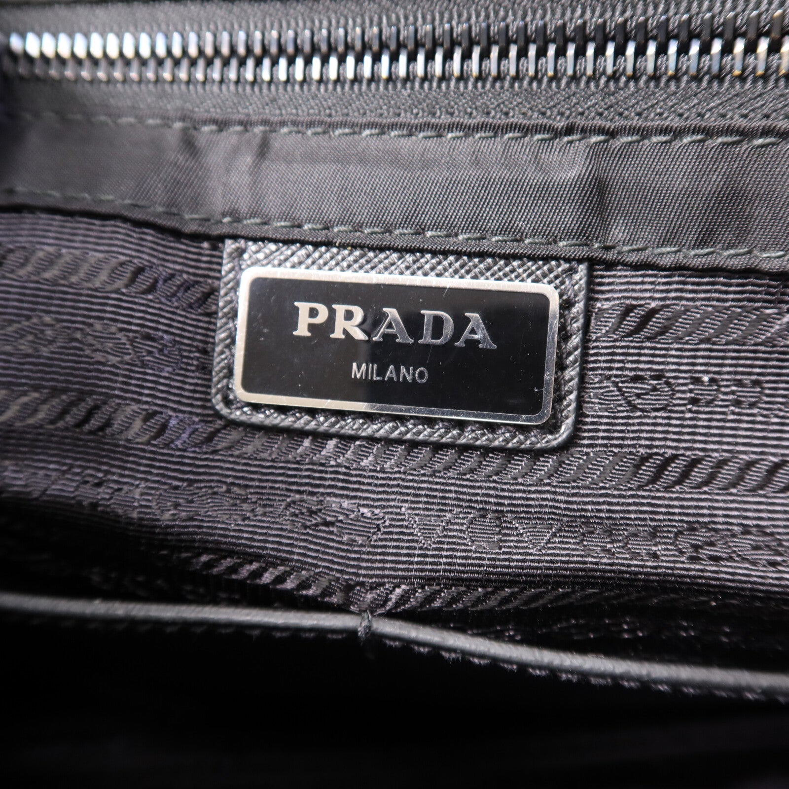 PRADA 尼龍Messenger Bag銀扣肩背袋
