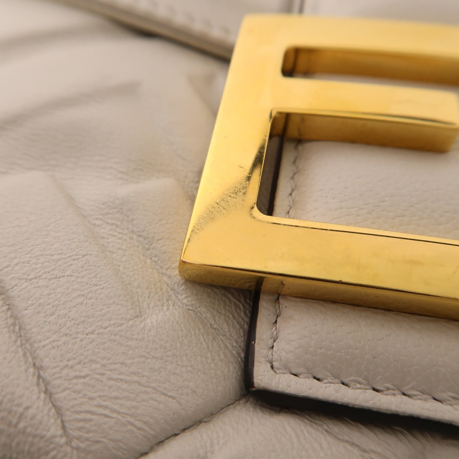 FENDI 牛皮皮革Baguette Bag金扣手挽肩背兩用袋白色