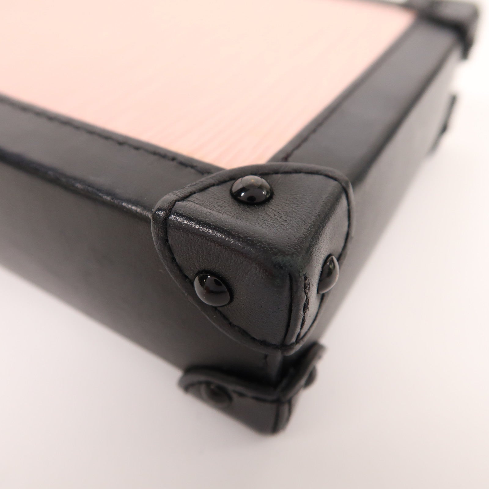 LOUIS VUITTON Epi Pochette Trunk金扣肩背袋