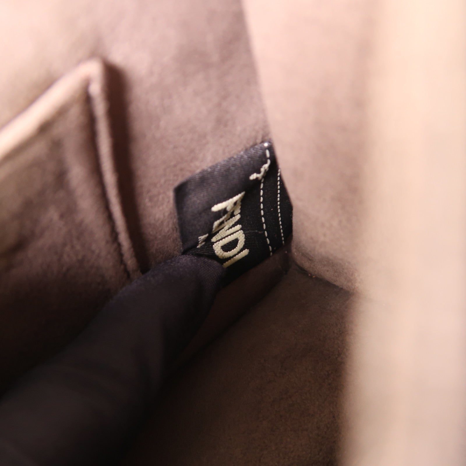 FENDI 牛皮皮革Kan I銀扣鏈帶肩背袋