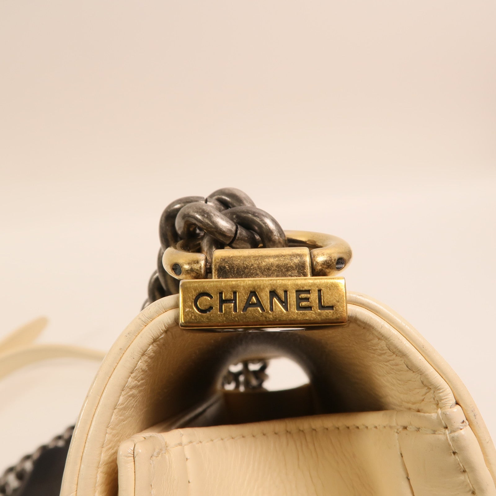 CHANEL 牛皮皮革Boy 20金扣鏈帶肩背袋
