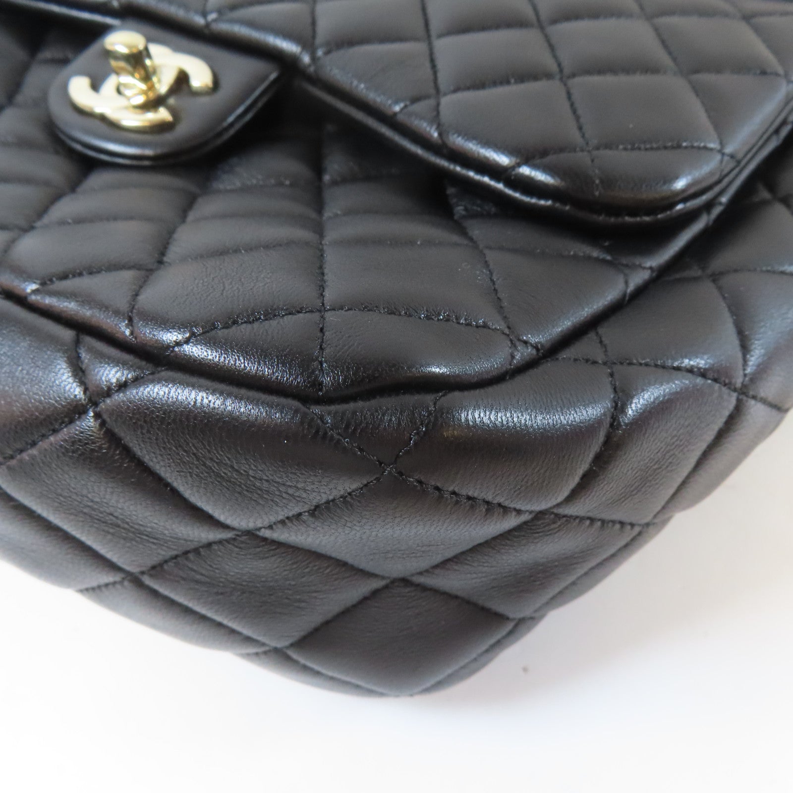 CHANEL 菱格羊皮皮革Matelasse Backpack金扣鏈帶背包黑色