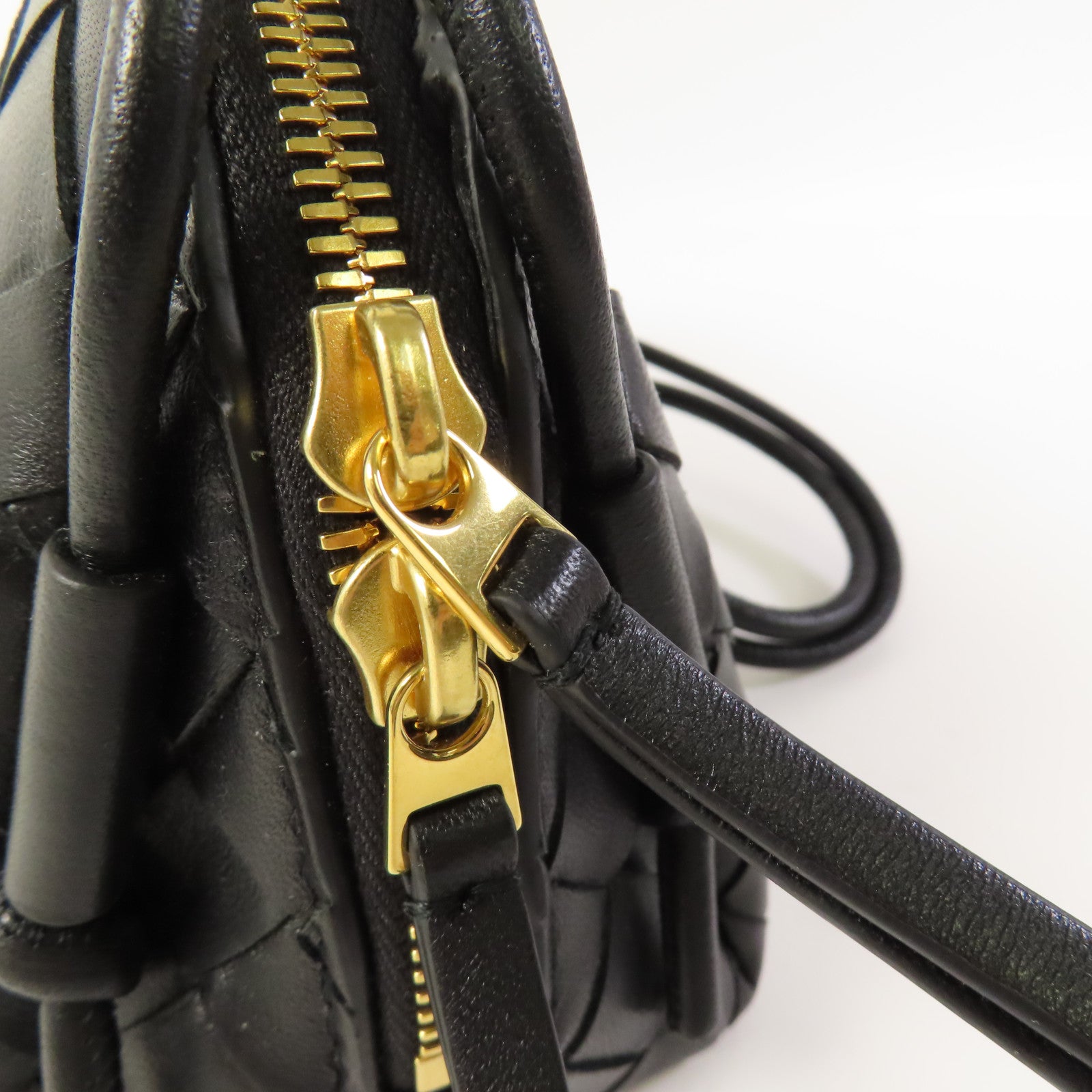 BOTTEGA VENETA 牛皮皮革Concert Pouch金扣肩背袋