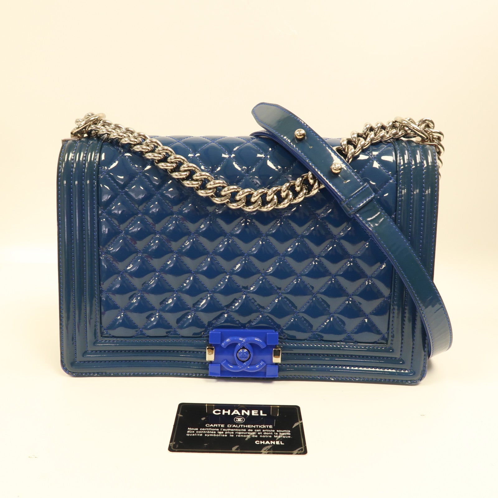 CHANEL 漆皮皮革Boy 28銀扣鏈帶肩背袋藍色