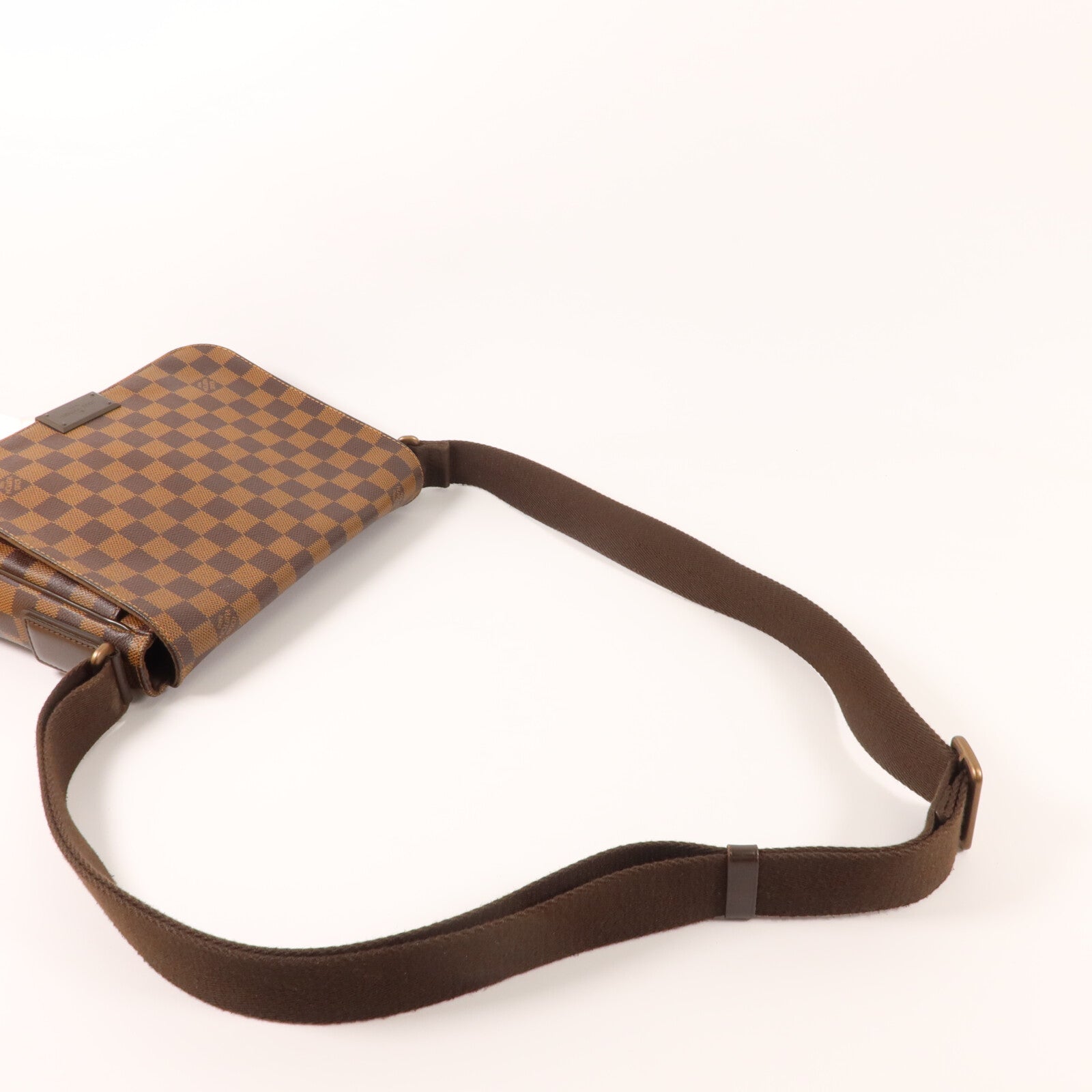 LOUIS VUITTON Damier District PM金扣肩背袋
