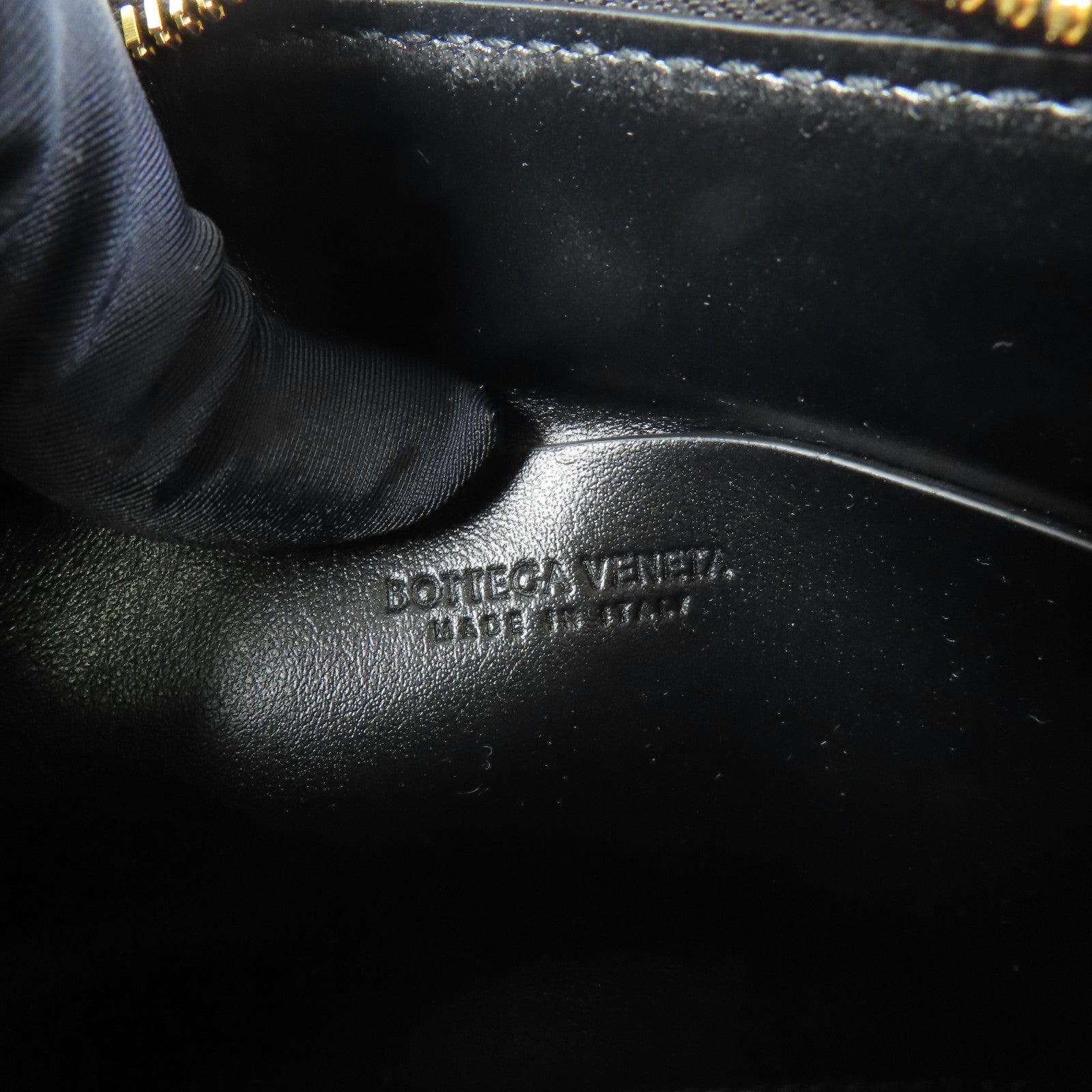 BOTTEGA VENETA 牛皮皮革Concert Pouch金扣肩背袋