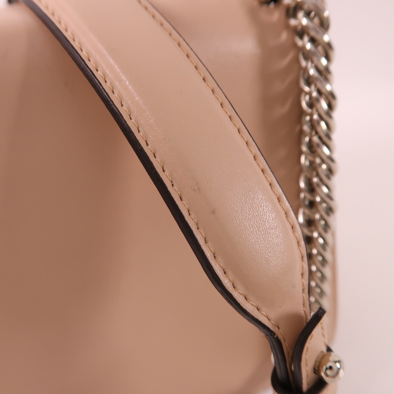 FENDI 牛皮皮革Kan I銀扣鏈帶肩背袋