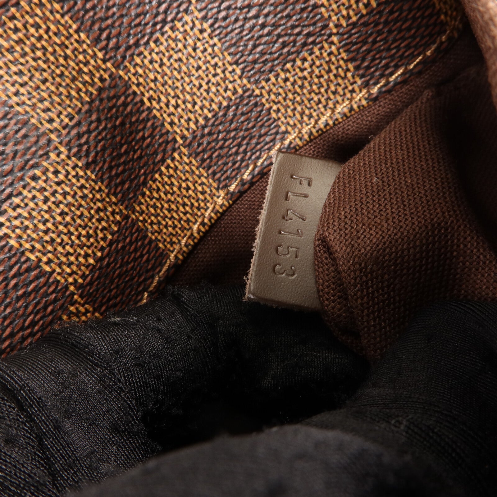 LOUIS VUITTON Damier District PM金扣肩背袋