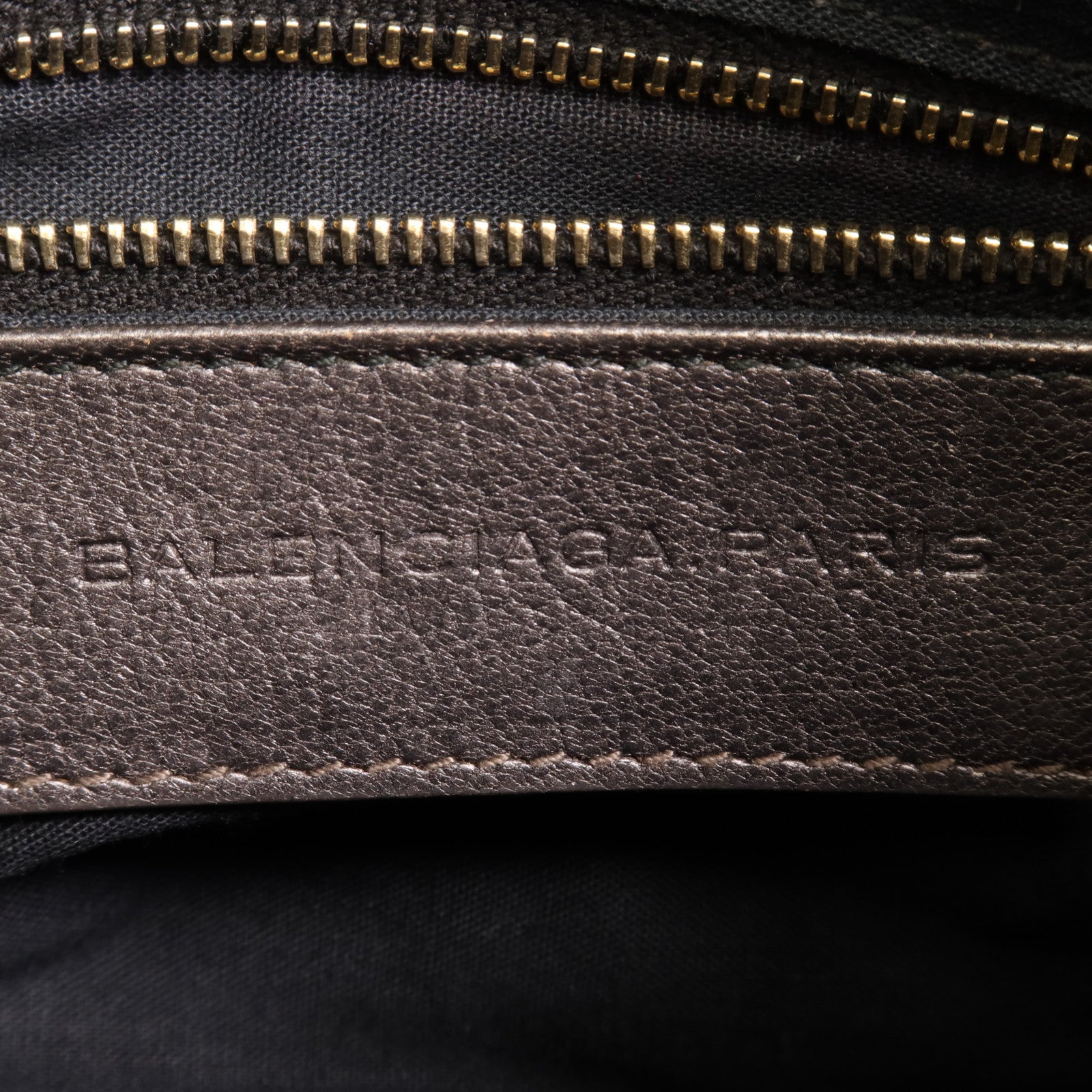 BALENCIAGA 羊皮皮革Classic Hip金扣肩背袋