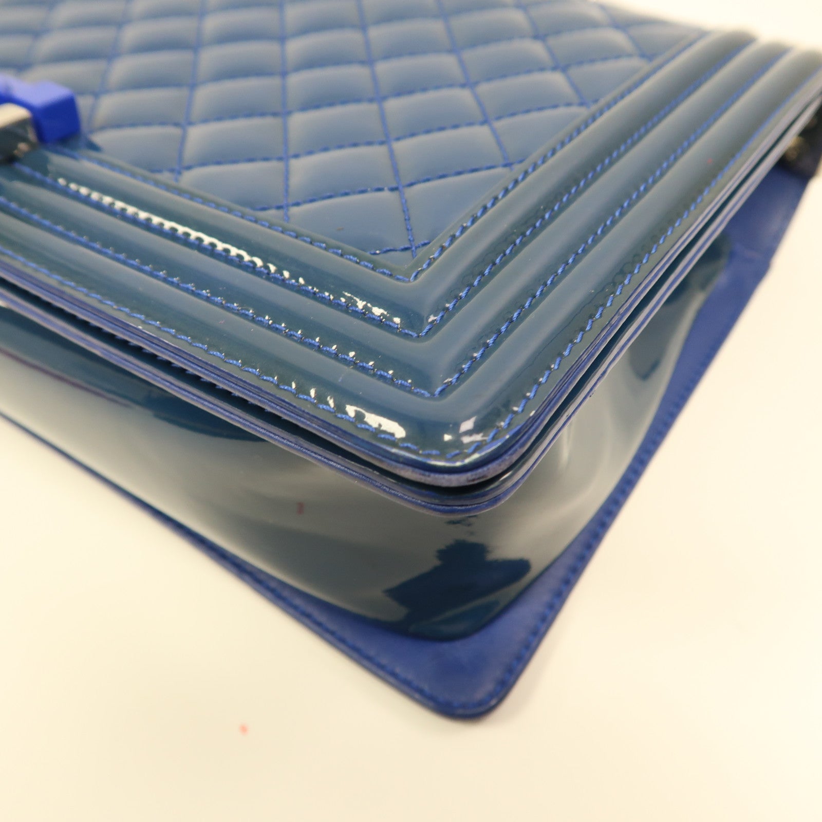 CHANEL 漆皮皮革Boy 28銀扣鏈帶肩背袋藍色