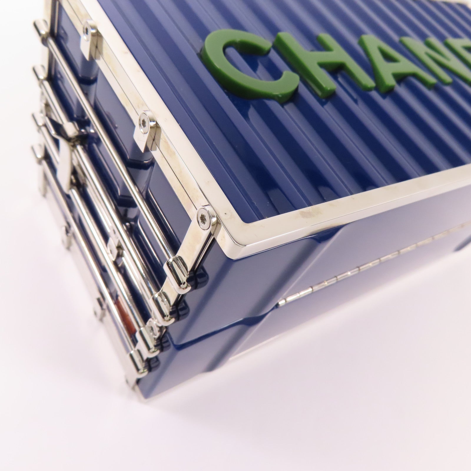 CHANEL 金屬/Acrylic Shipping Container Minaudiere銀扣鏈帶肩背袋
