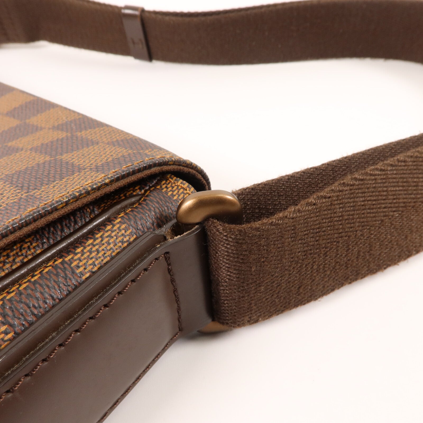 LOUIS VUITTON Damier District PM金扣肩背袋