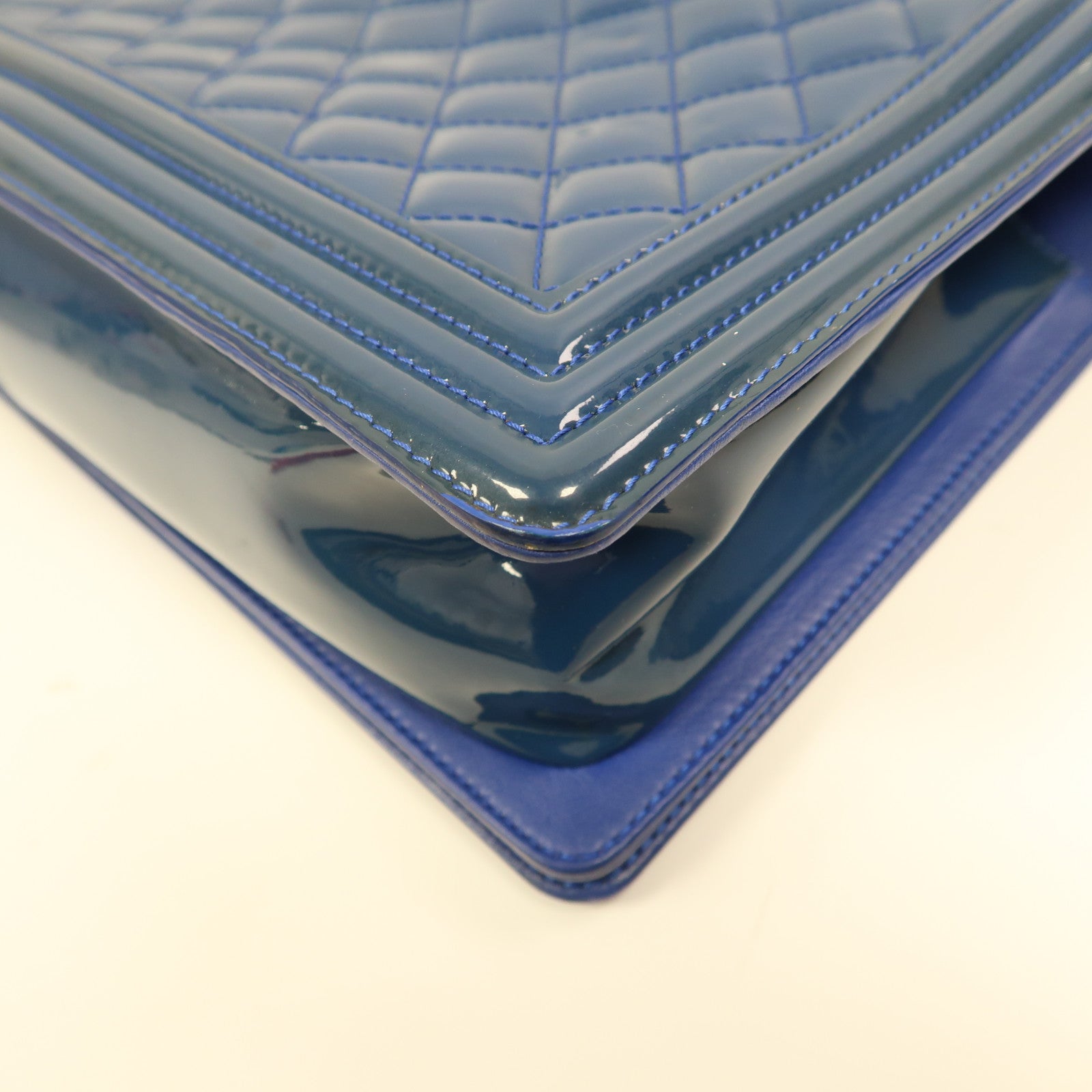 CHANEL 漆皮皮革Boy 28銀扣鏈帶肩背袋藍色