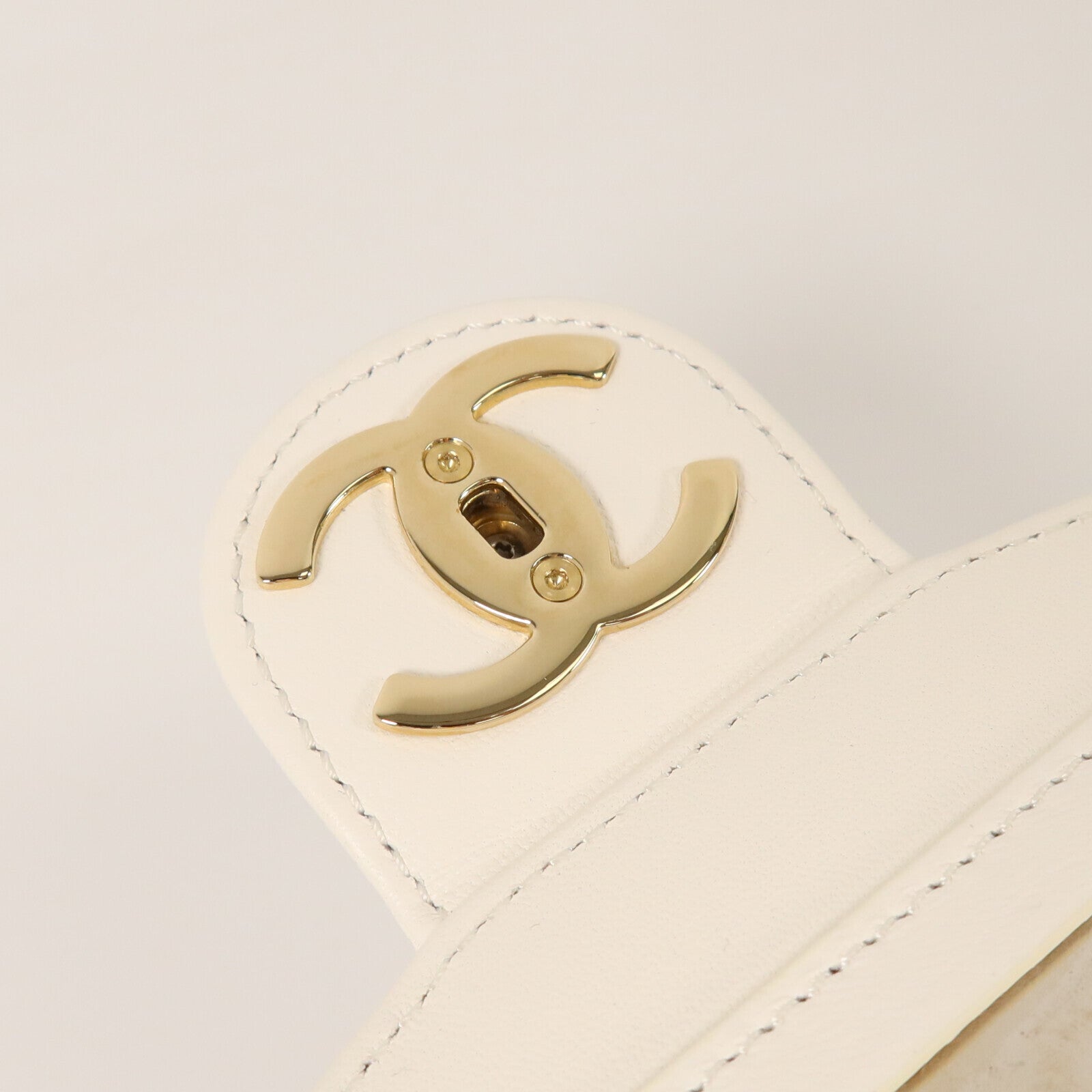 CHANEL 羊皮皮革Vanity Case金扣鏈帶肩背袋