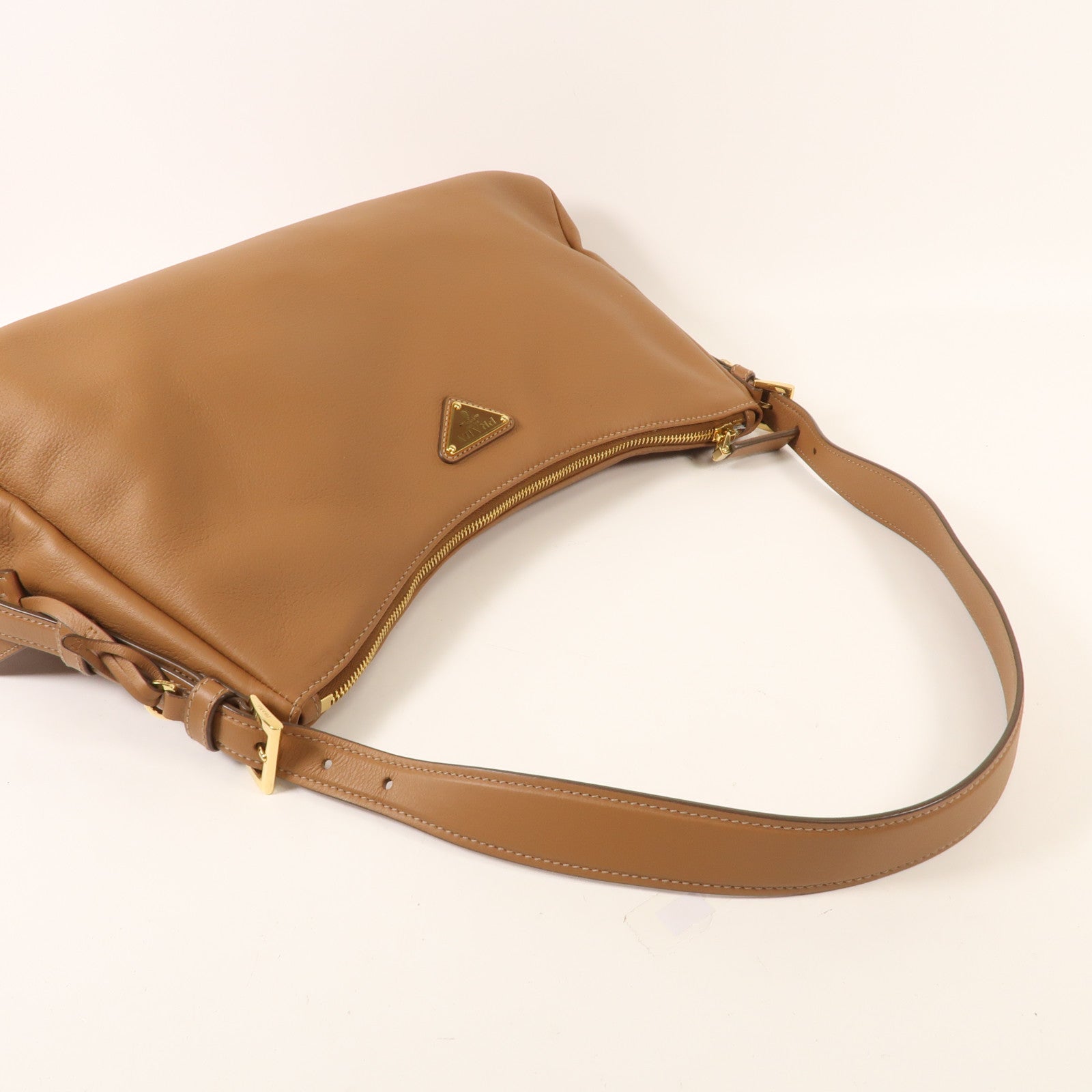 PRADA 牛皮皮革Aimee Medium Shoulder Bag金扣肩背袋