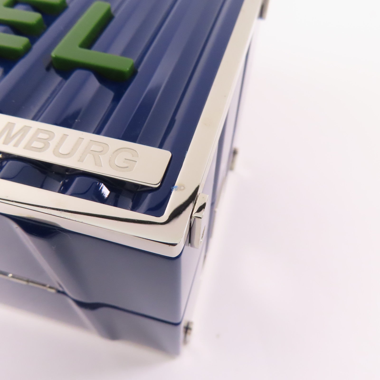 CHANEL 金屬/Acrylic Shipping Container Minaudiere銀扣鏈帶肩背袋