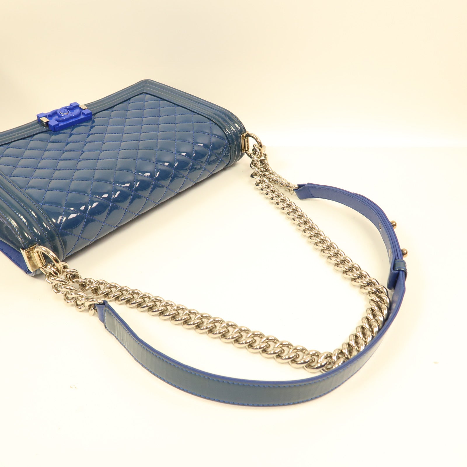 CHANEL 漆皮皮革Boy 28銀扣鏈帶肩背袋藍色