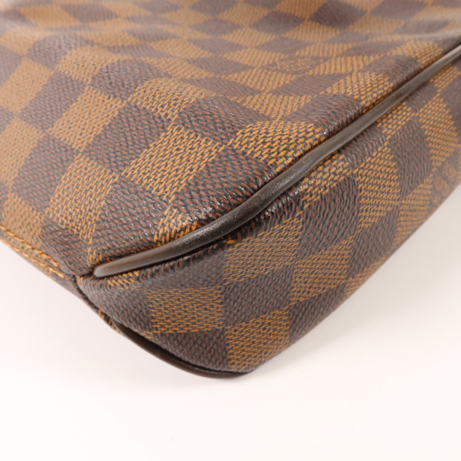 LOUIS VUITTON Damier District PM金扣肩背袋