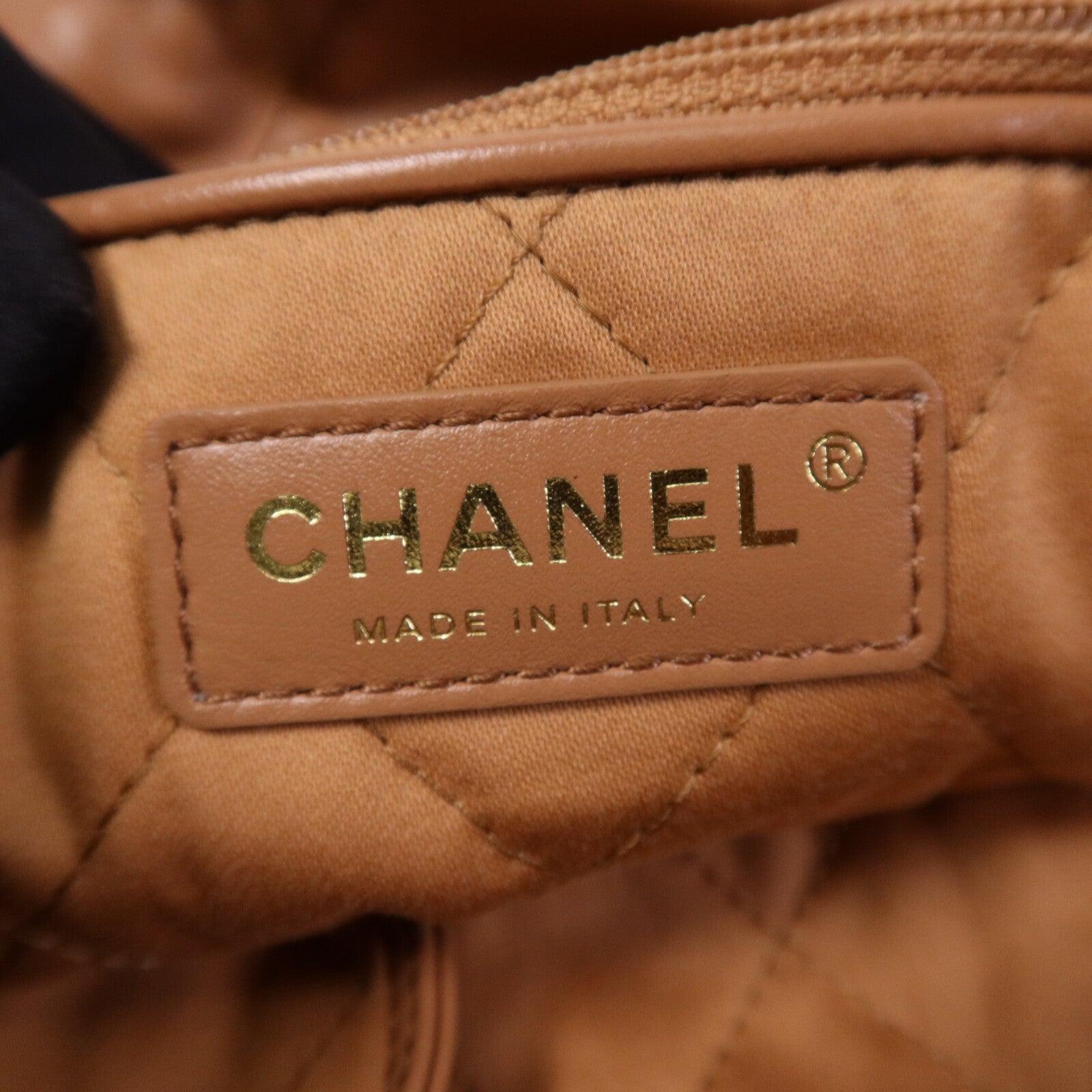 CHANEL 牛皮皮革Chanel 22 Medium金扣鏈帶肩背袋