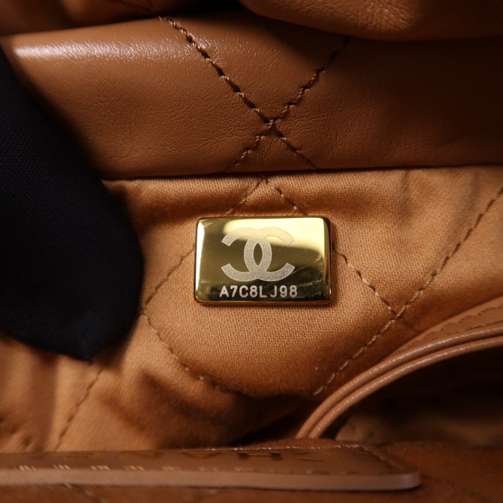 CHANEL 牛皮皮革Chanel 22 Medium金扣鏈帶肩背袋
