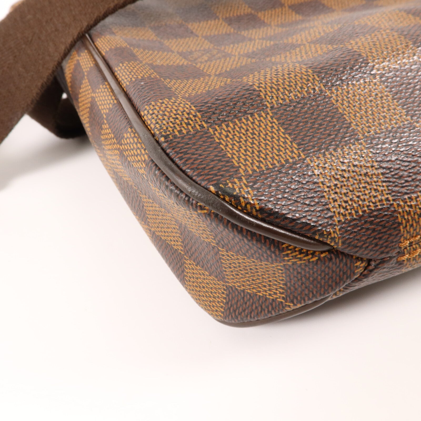LOUIS VUITTON Damier District PM金扣肩背袋