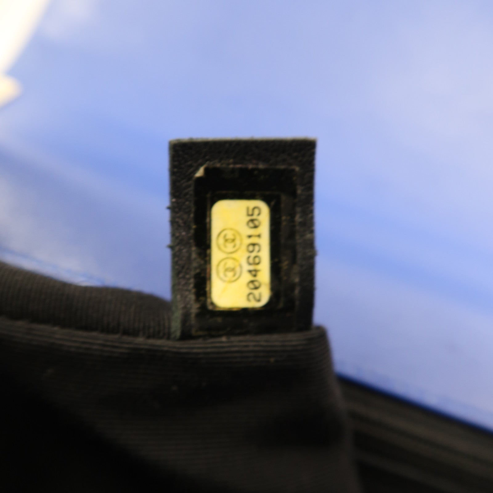 CHANEL 漆皮皮革Boy 28銀扣鏈帶肩背袋藍色