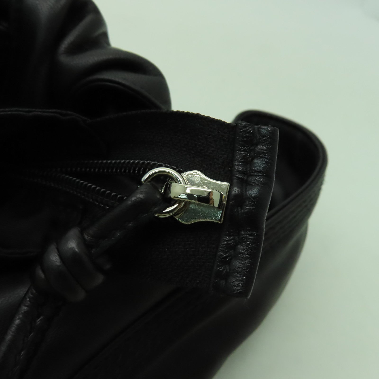 LOEWE 羊皮皮革Nappa Aire Handbag銀扣手挽袋黑色