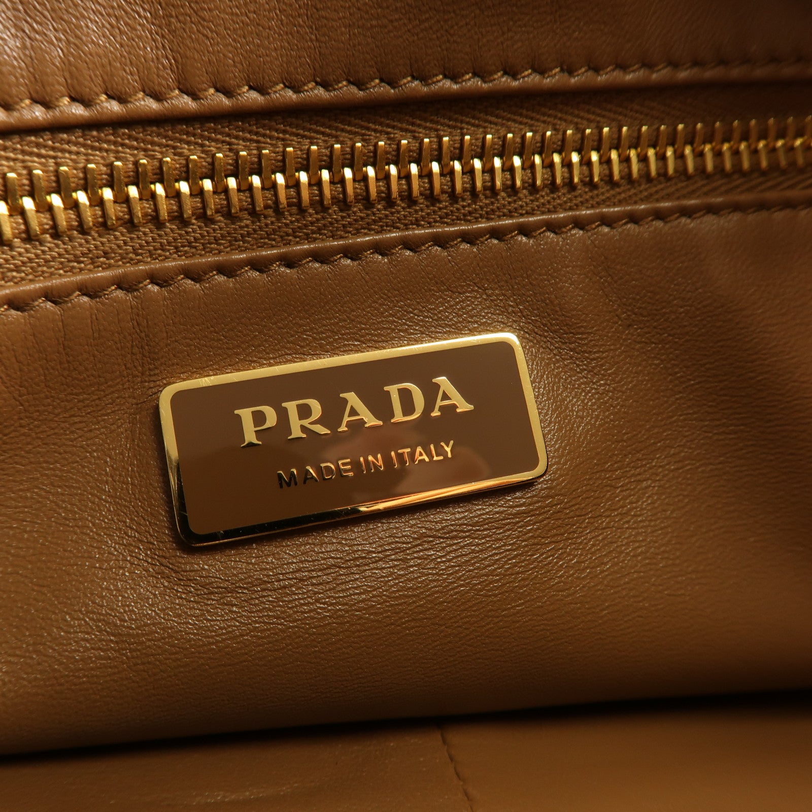 PRADA 牛皮皮革Aimee Medium Shoulder Bag金扣肩背袋