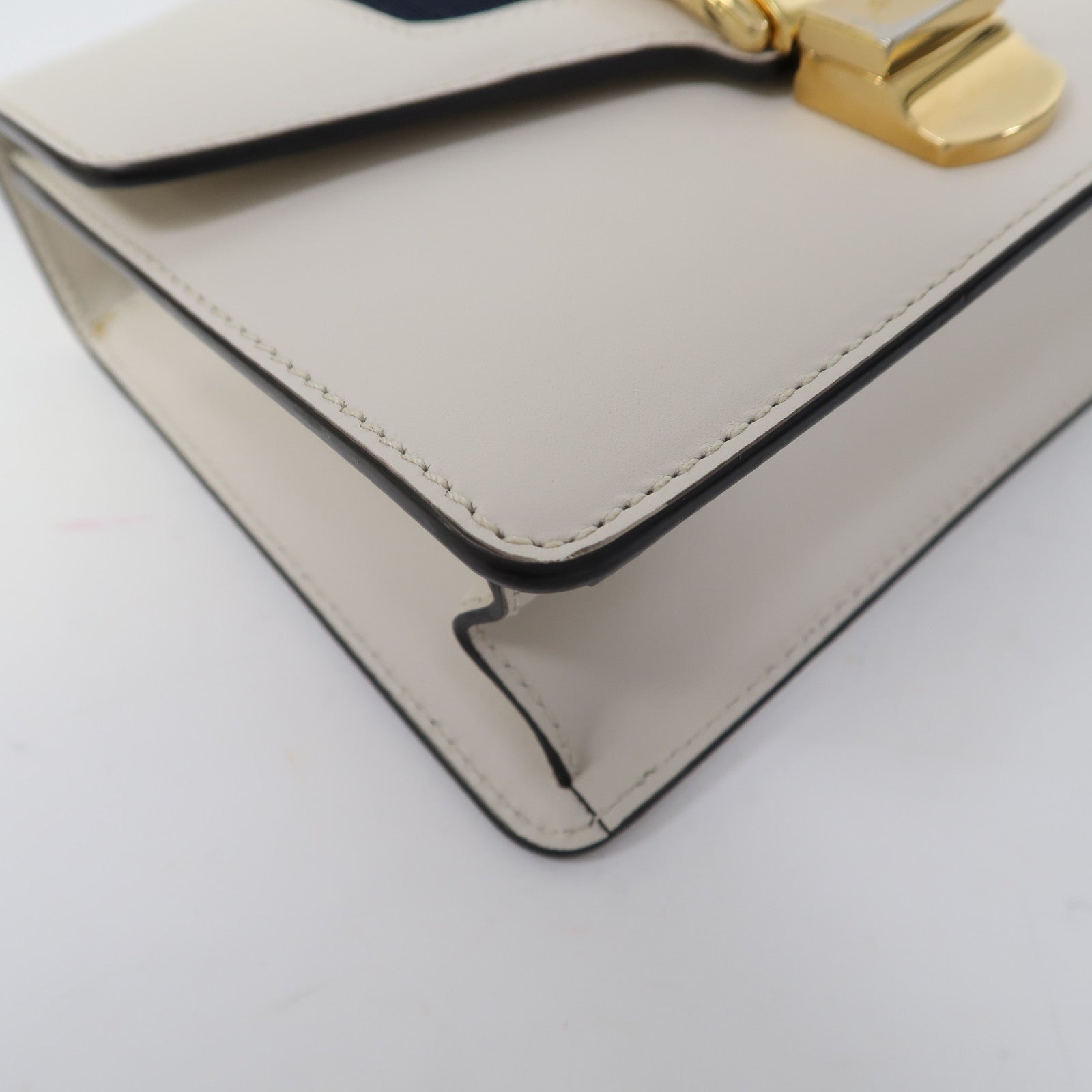 GUCCI 【激減優惠】牛皮皮革Sylvie金扣鏈帶肩背袋白色