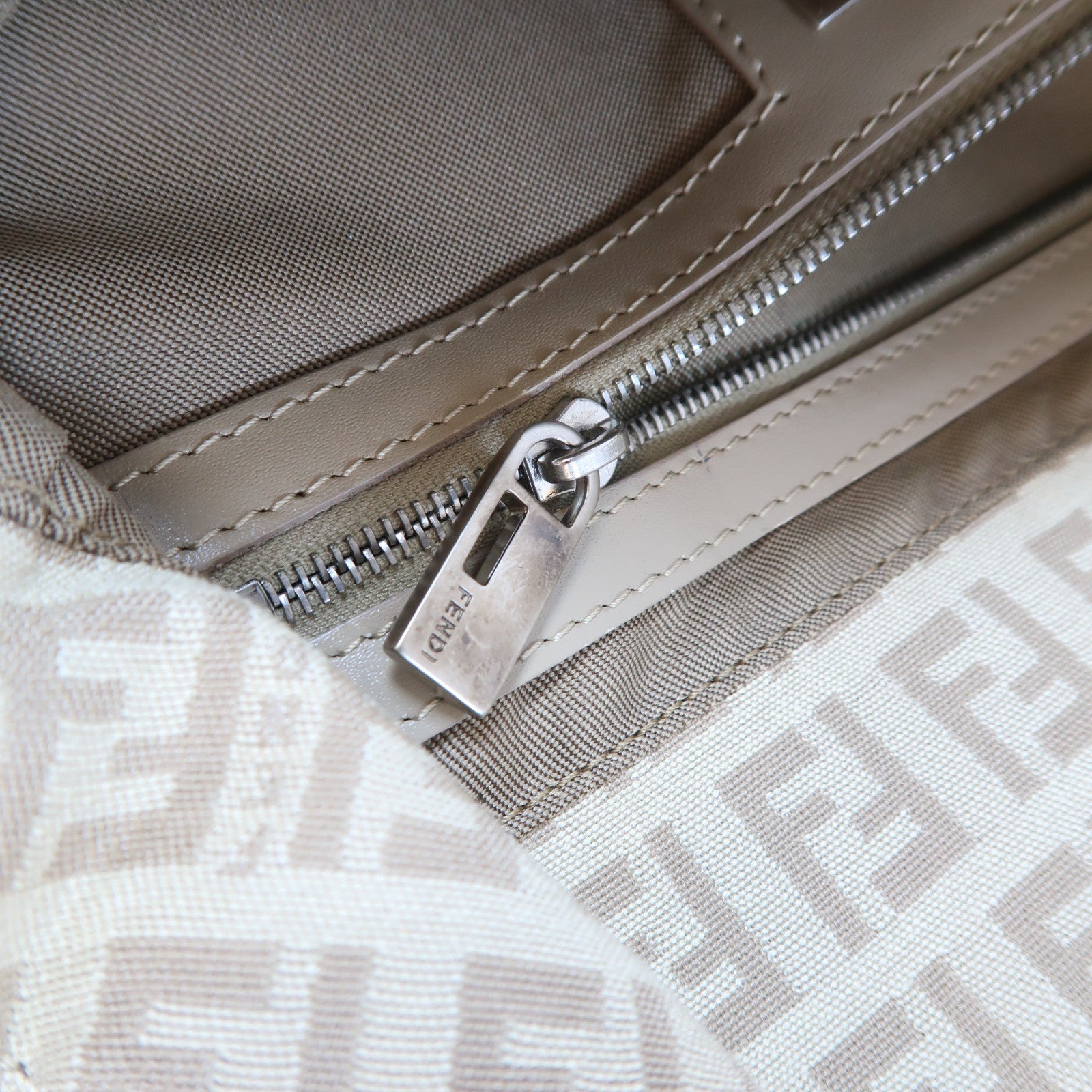 FENDI 帆布Zucchino Mamma Baguette銀扣手挽袋米色
