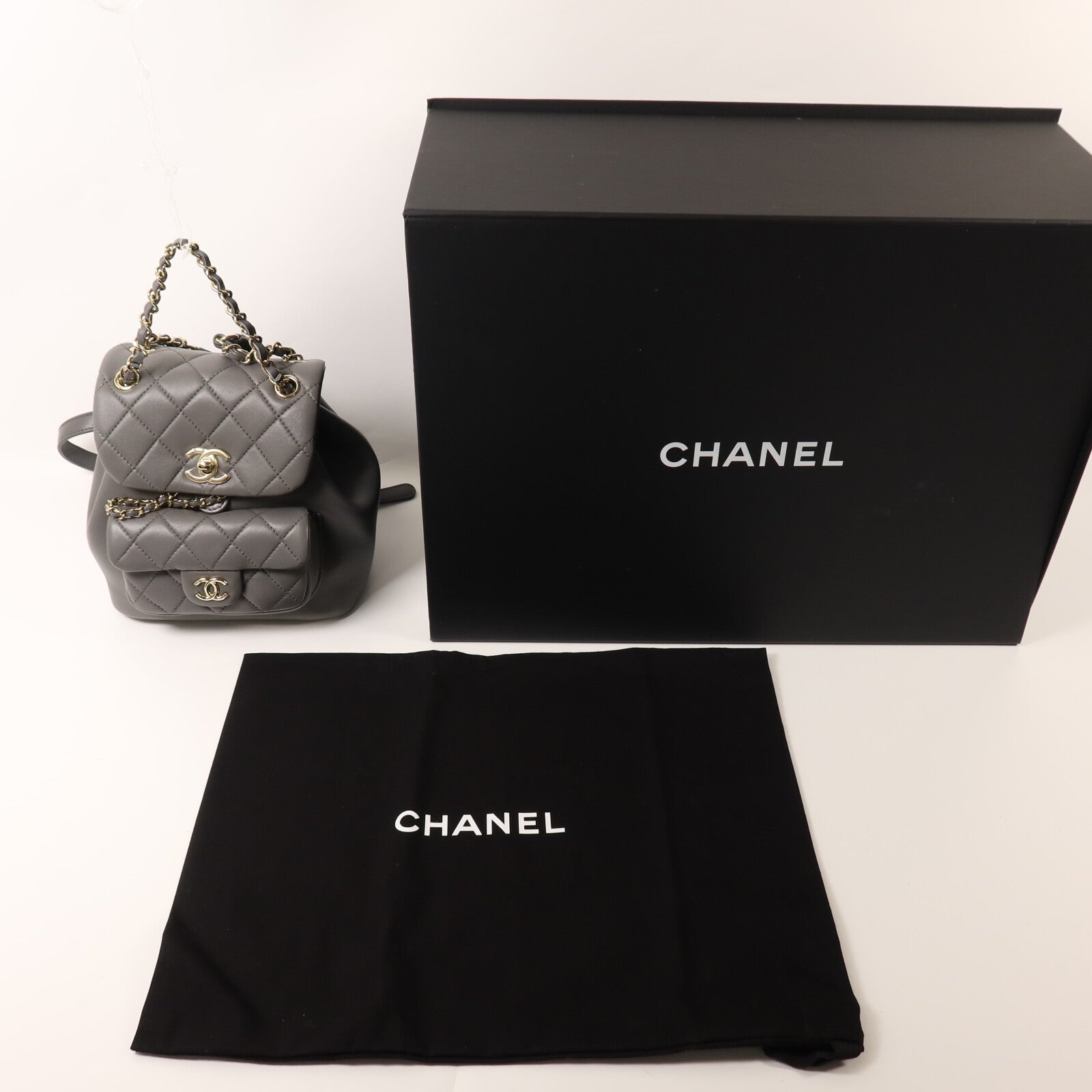 CHANEL 羊皮皮革22A Duma銀扣鏈帶背包