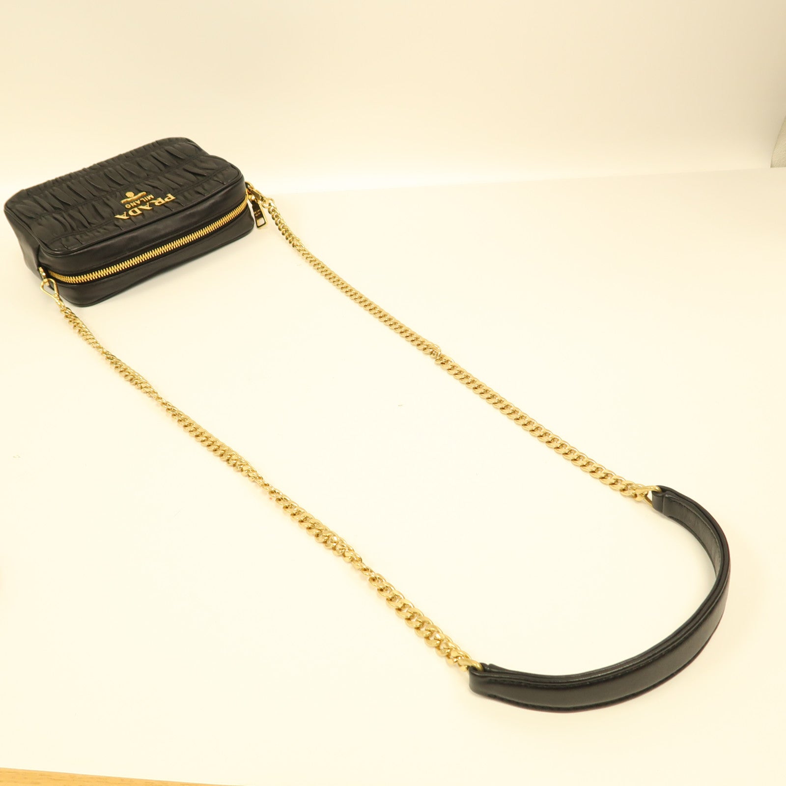 PRADA 羊皮皮革Chain Shoulder金扣鏈帶肩背袋黑色