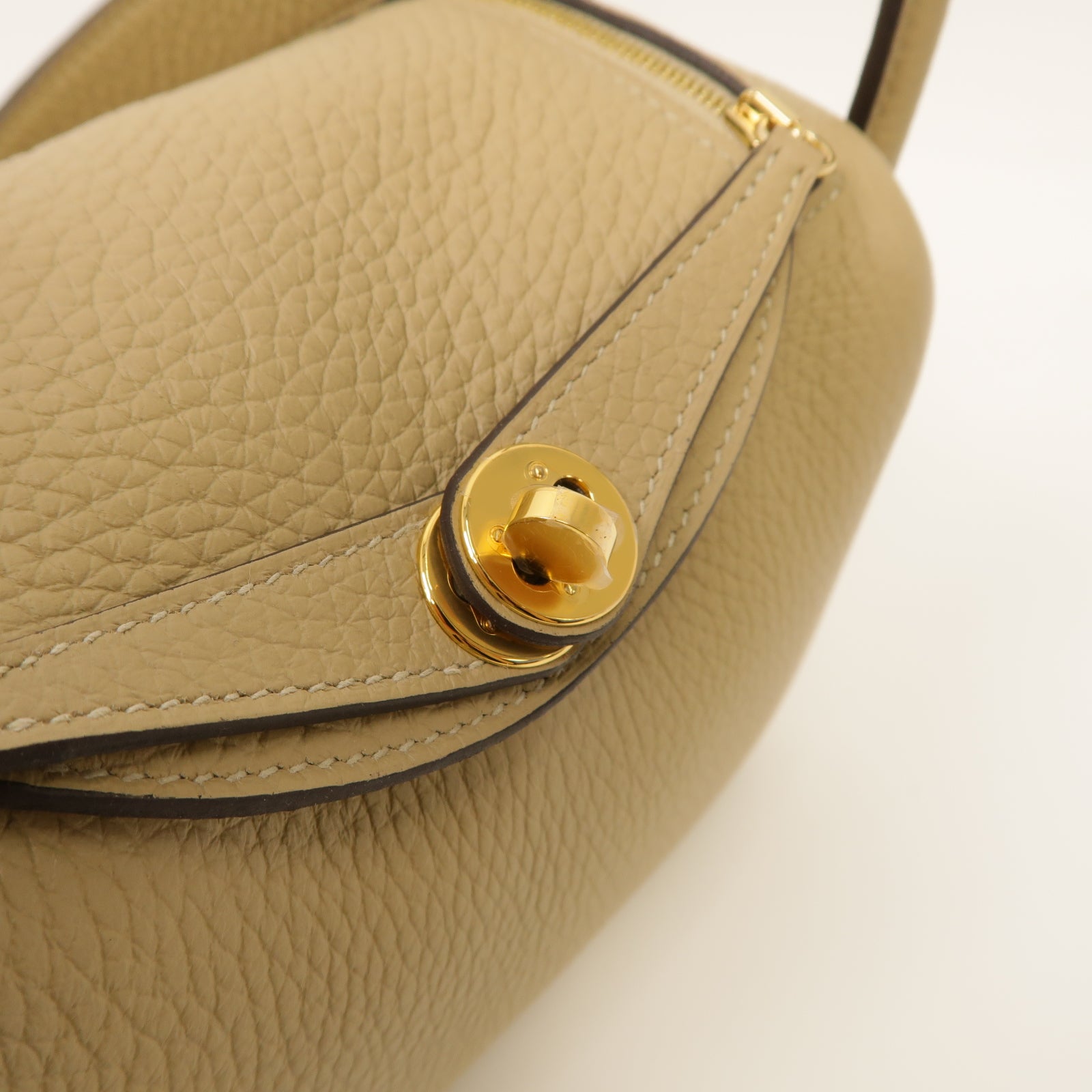 HERMES Clemence皮革Mini Lindy金扣肩背袋風衣卡其