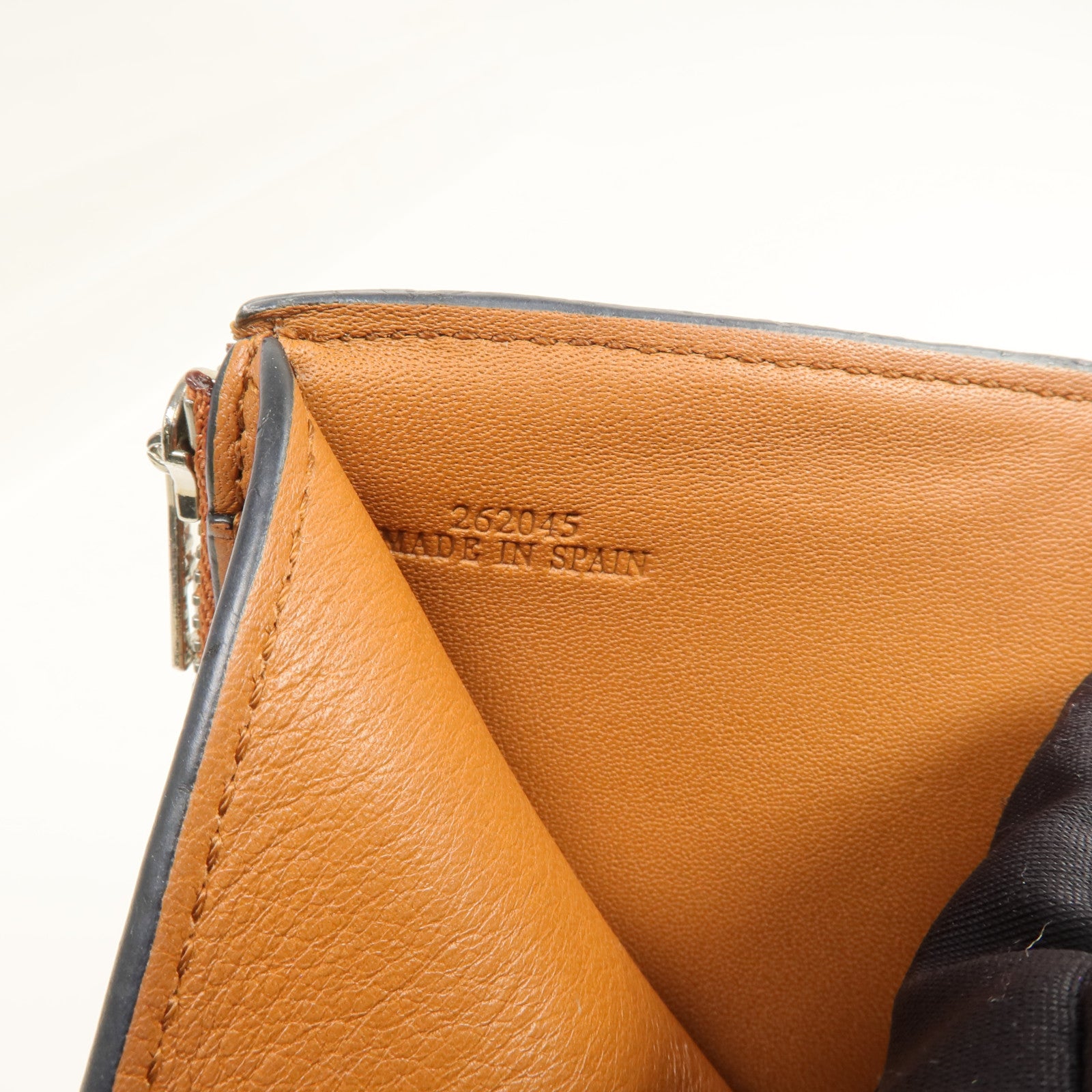 LOEWE 牛皮皮革Wallet銀扣錢包
