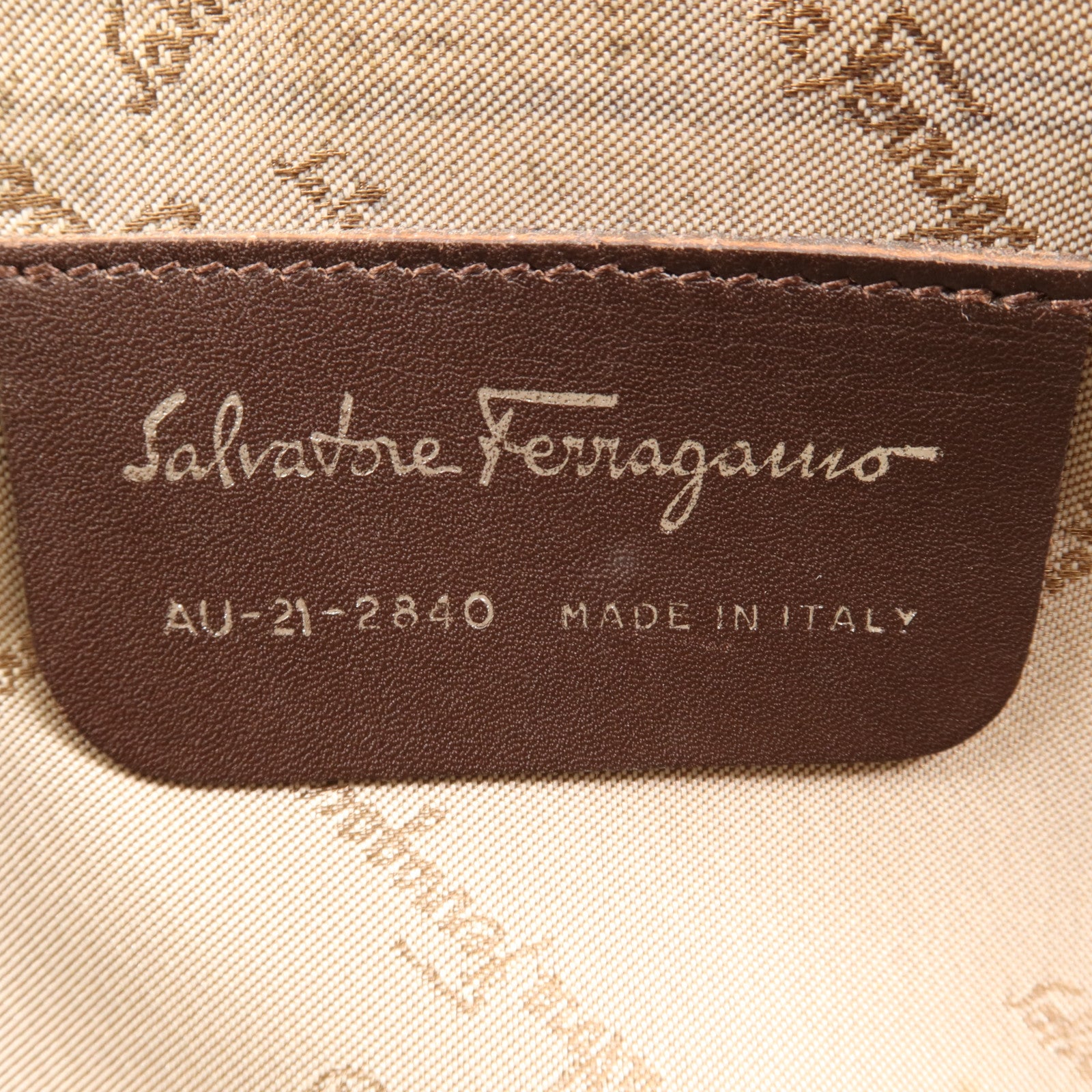 Salvatore Ferragamo 麂皮皮革Clutch Bag銀扣肩背袋