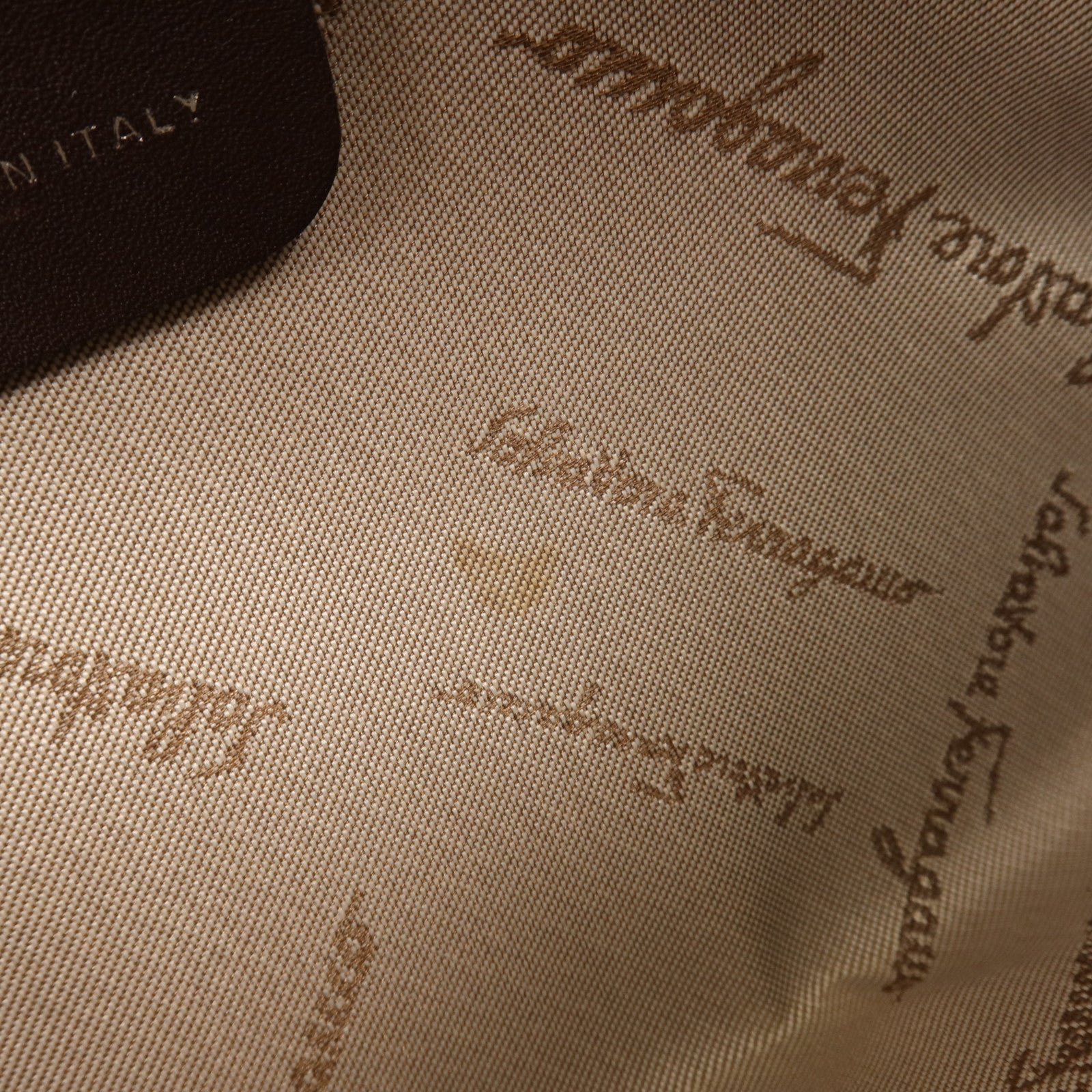 Salvatore Ferragamo 麂皮皮革Clutch Bag銀扣肩背袋