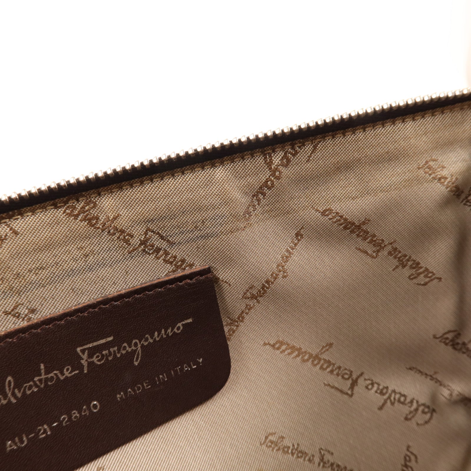 Salvatore Ferragamo 麂皮皮革Clutch Bag銀扣肩背袋