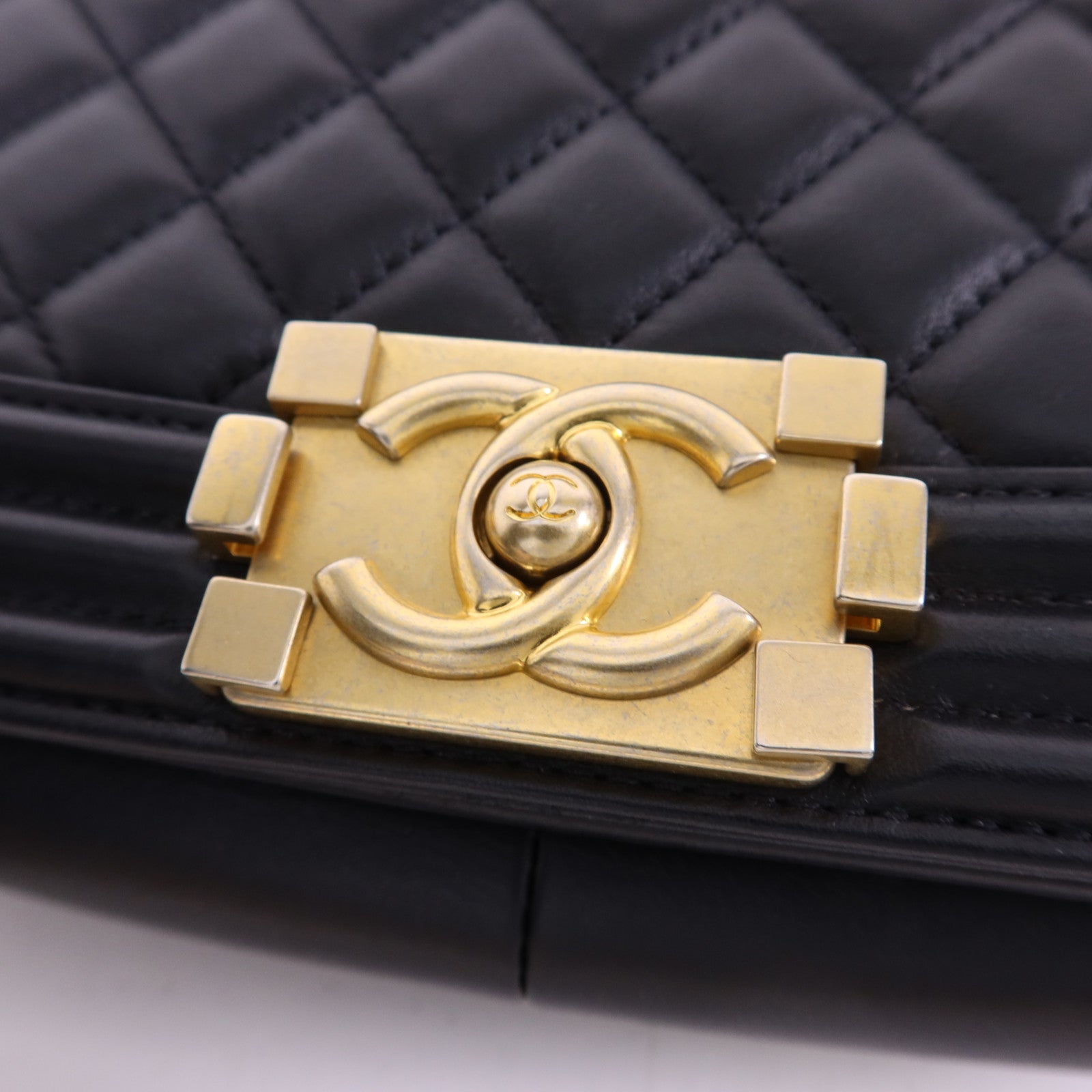 CHANEL 羊皮皮革Boy 25金扣鏈帶肩背袋