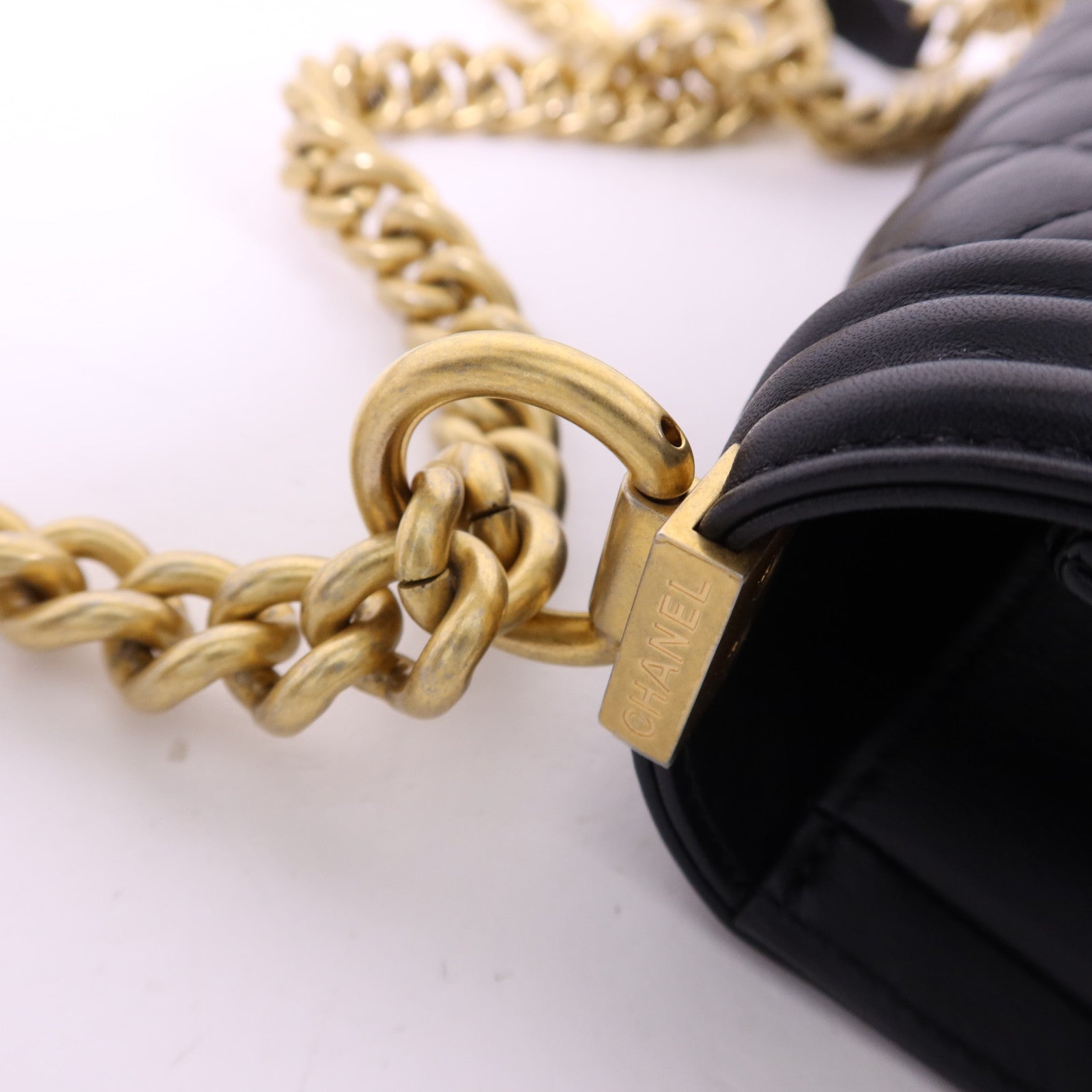 CHANEL 羊皮皮革Boy 25金扣鏈帶肩背袋