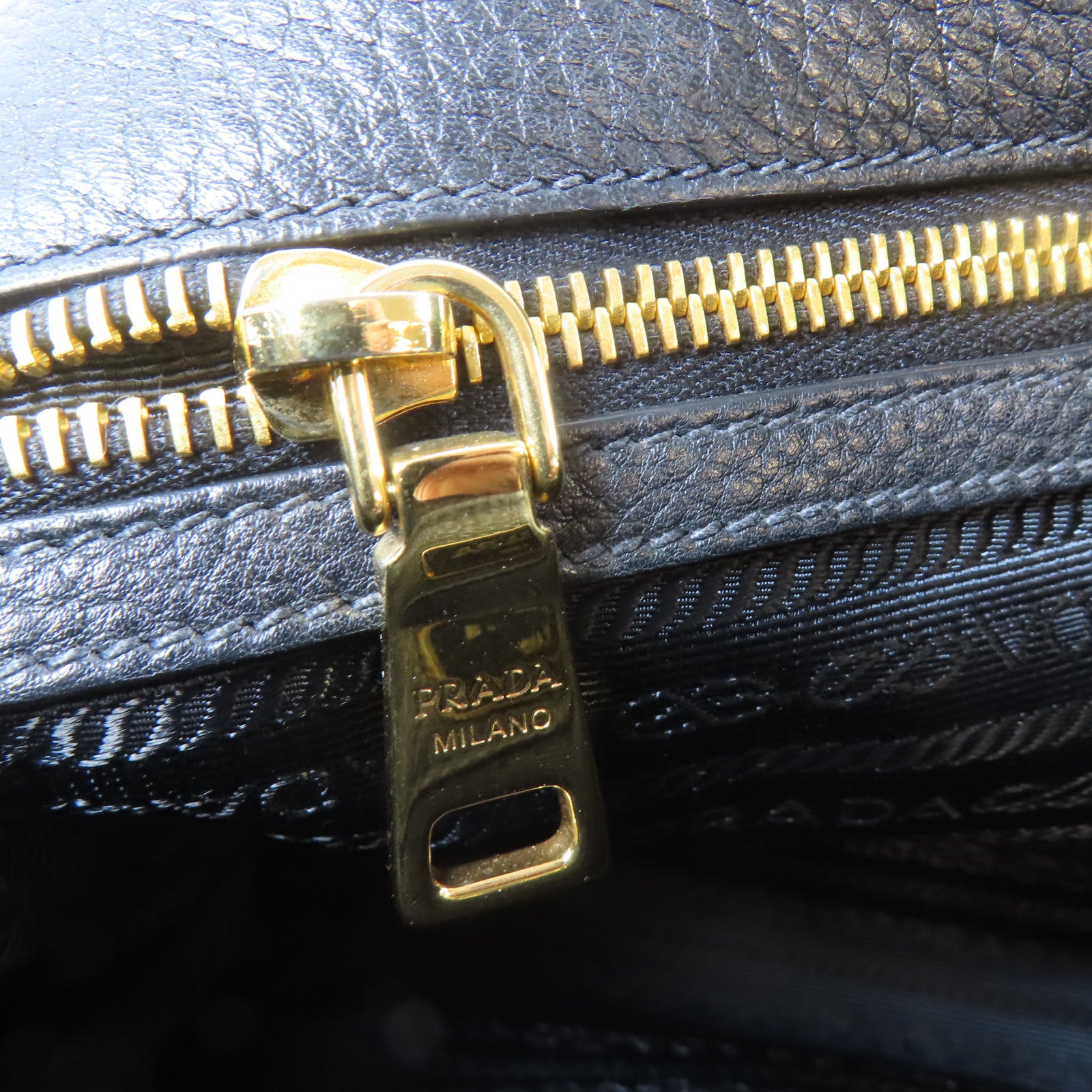 PRADA 牛皮皮革Shoulder Bag金扣肩背袋黑色