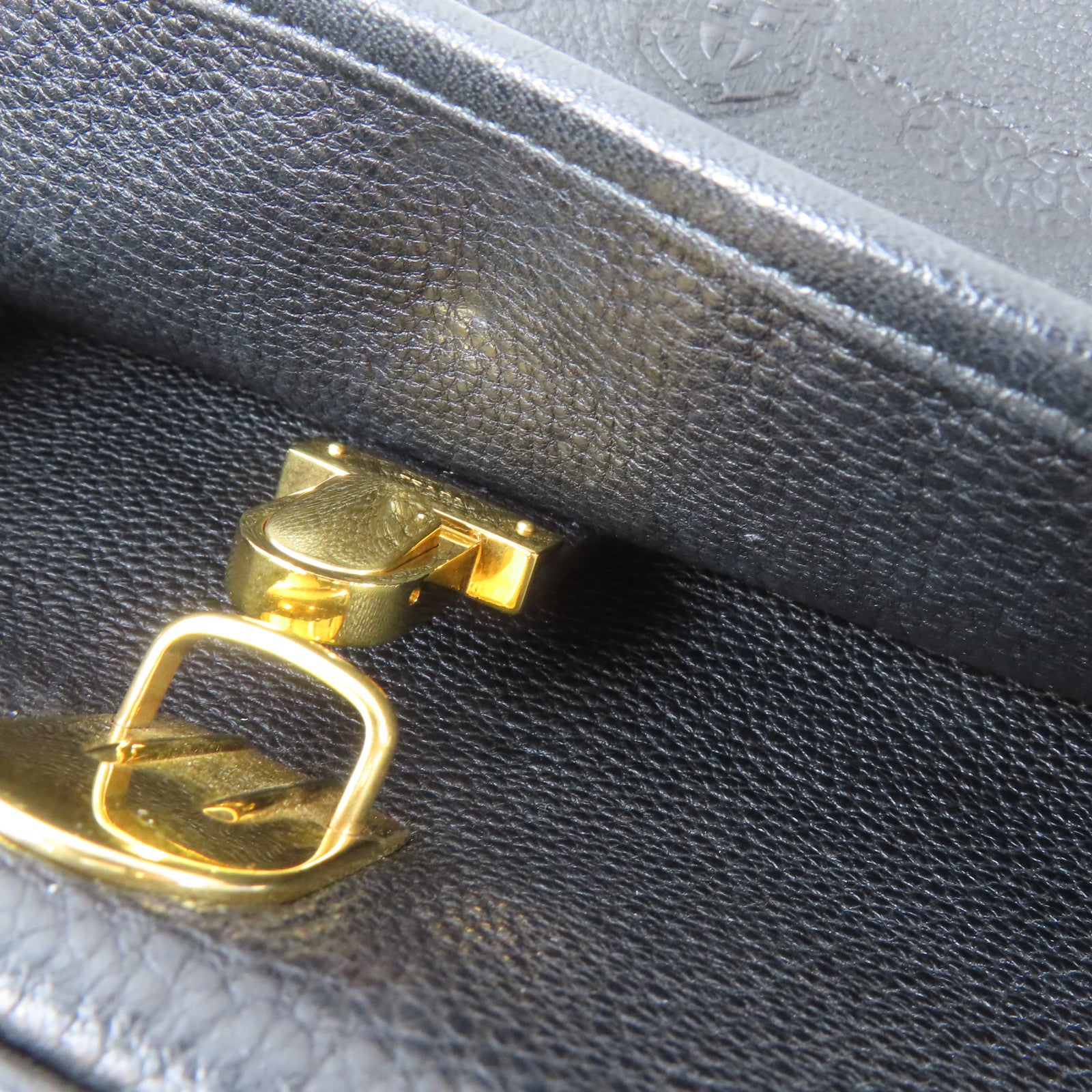 PRADA 牛皮皮革Shoulder Bag金扣肩背袋黑色