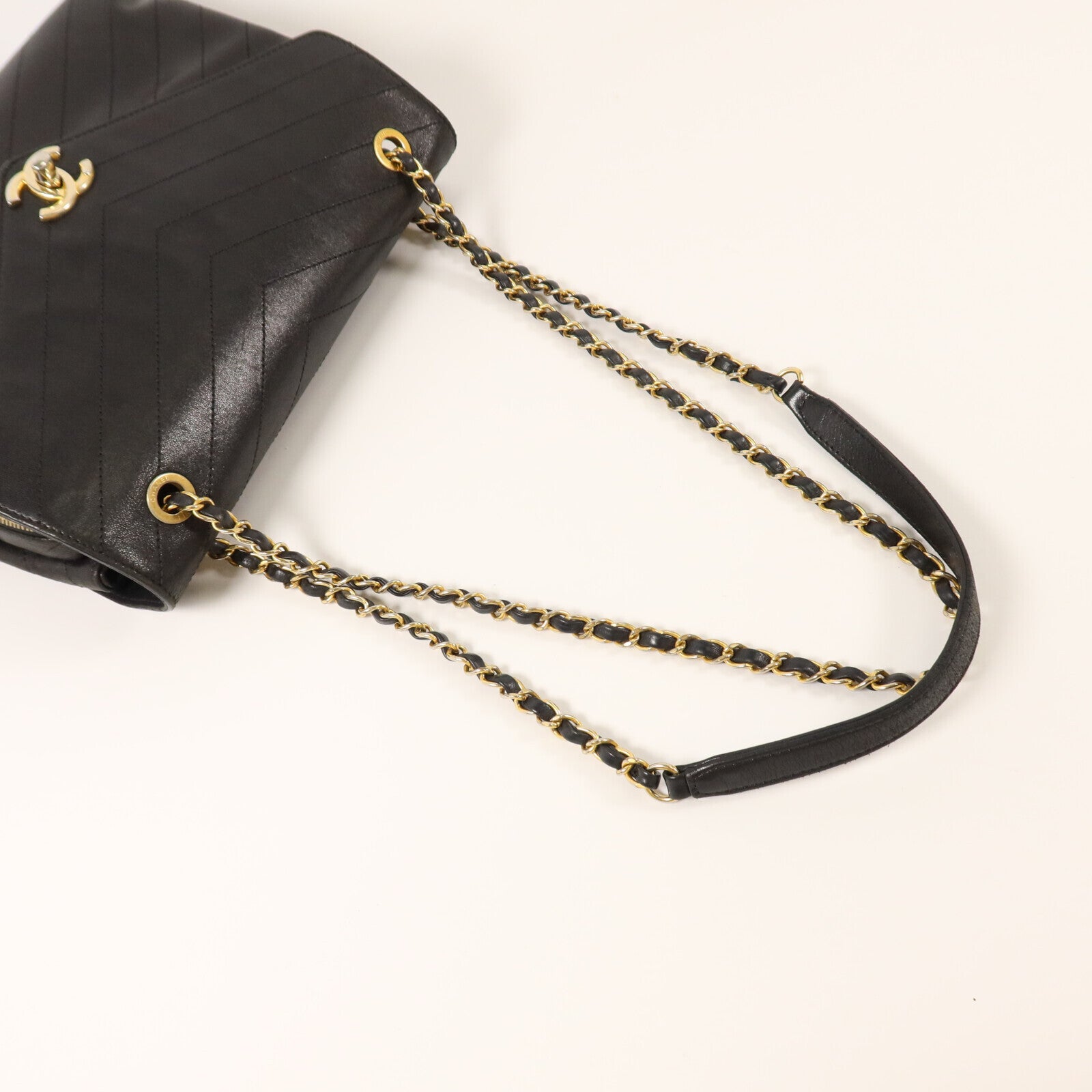 CHANEL 牛皮皮革Chain Shoulder金扣鏈帶肩背袋