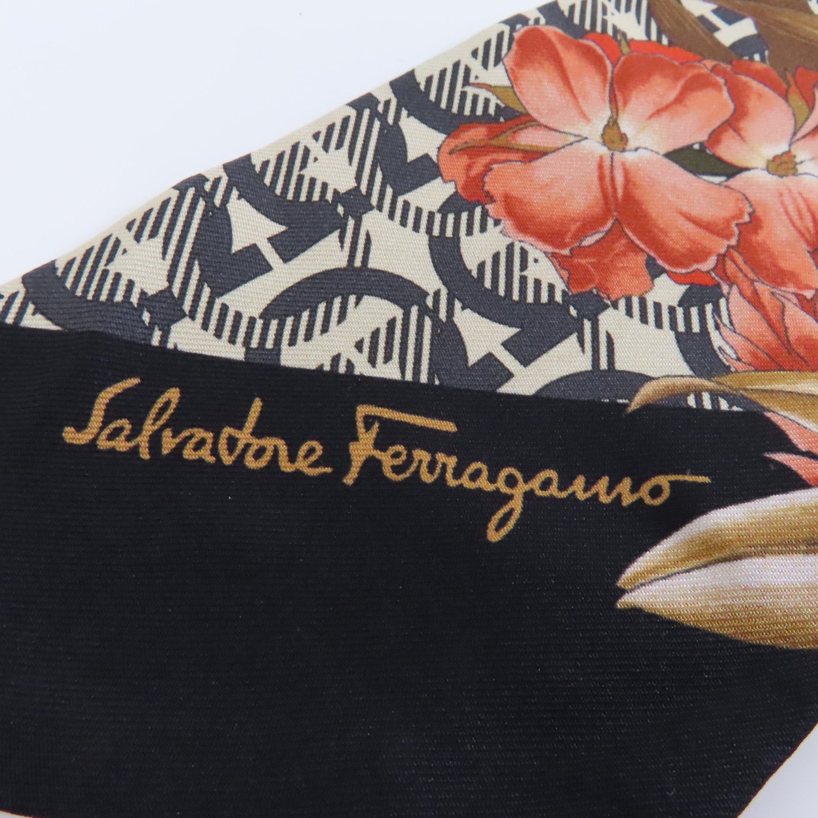 Salvatore Ferragamo 絲質Scarf絲巾黑色/彩色