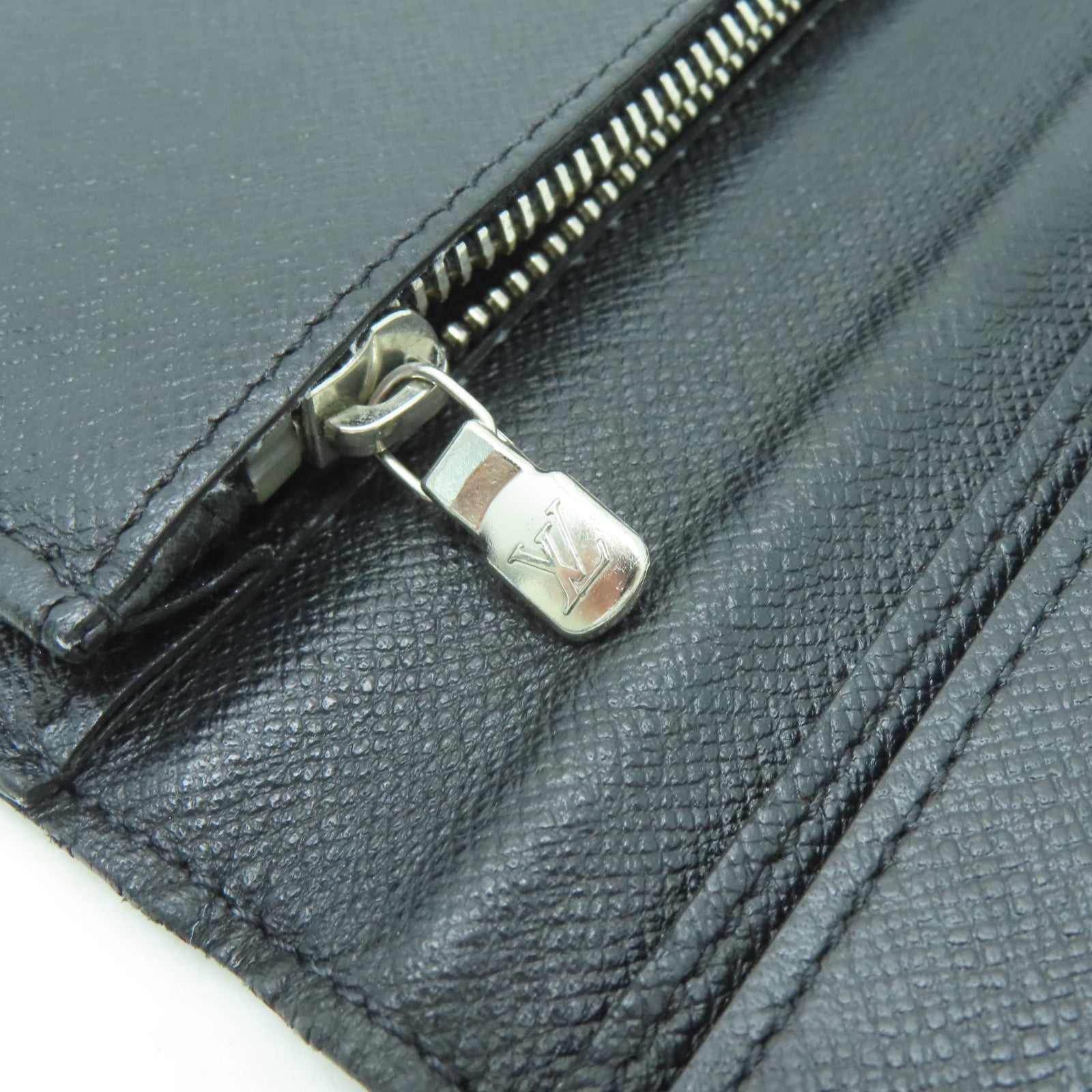 LOUIS VUITTON 【激減優惠】Taiga Brazza Wallet銀扣長錢包黑色