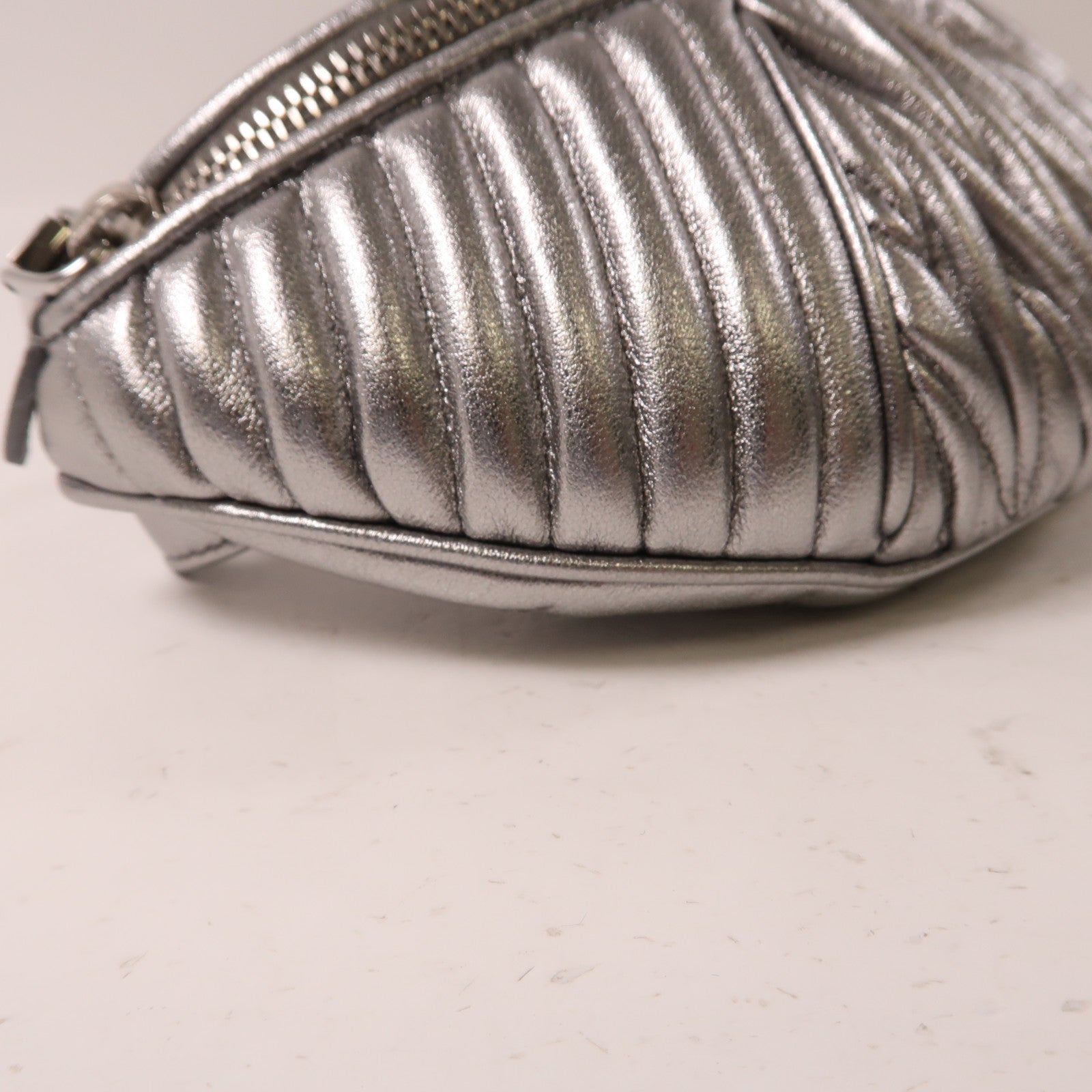 Miu Miu 牛皮皮革Waist Bag銀扣鏈帶肩背袋銀色